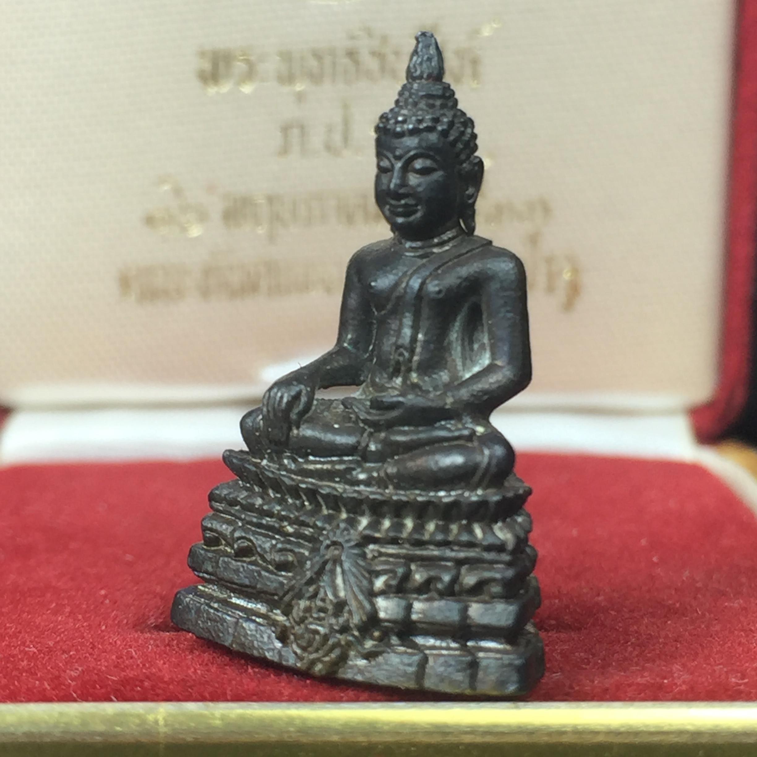 พระกริ่งพระพุทธชินสีห์ ภปร ทันโตเสฏโฐ ปี 2533 เนื้อนวโลหะ (วัตถุมงคลหนึ่งเดียวที่บรรจุพระทนต์(ฟัน)ในหลวงรัชกาลที่9 พระราชทานให้จัดสร้าง)(1ใน1999องค์)