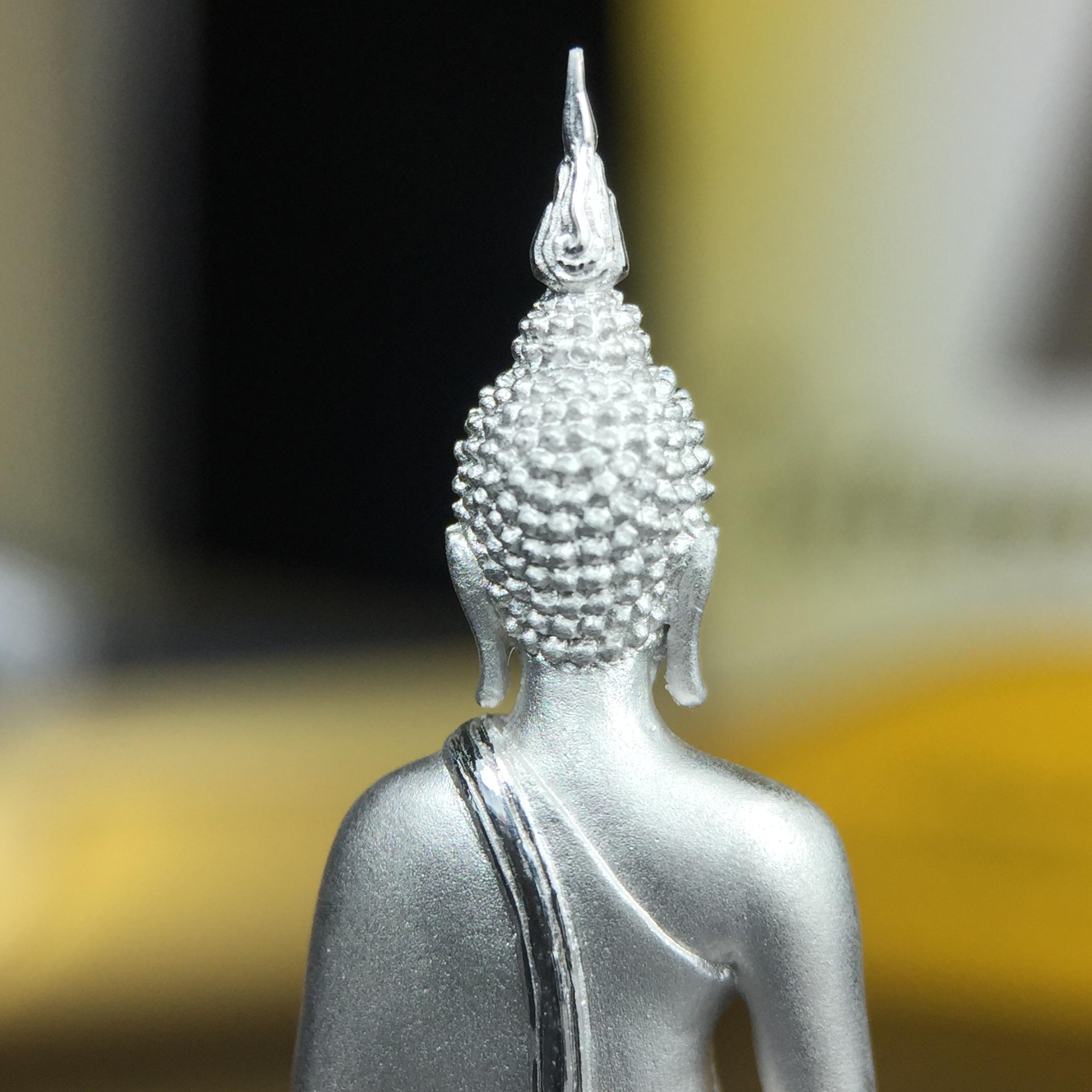 พระพุทธรูปคุ้มเกล้าฯ ภปร.(ใต้ร่มพระบารมี คุ้มเกล้า) 60ปี โรงพยาบาลภูมิพลฯ พ.ศ.2552 เนื้อเงิน ชุบทองคำขาว(พิมพ์ใหญ่ขนาด 35.5*24 มม.)สภาพสวยเดิมพร้อมกล่องบรรจุเดิม ตอกโค๊ดหมายเลขกำกับ หายาก(1ใน5000 องค์)