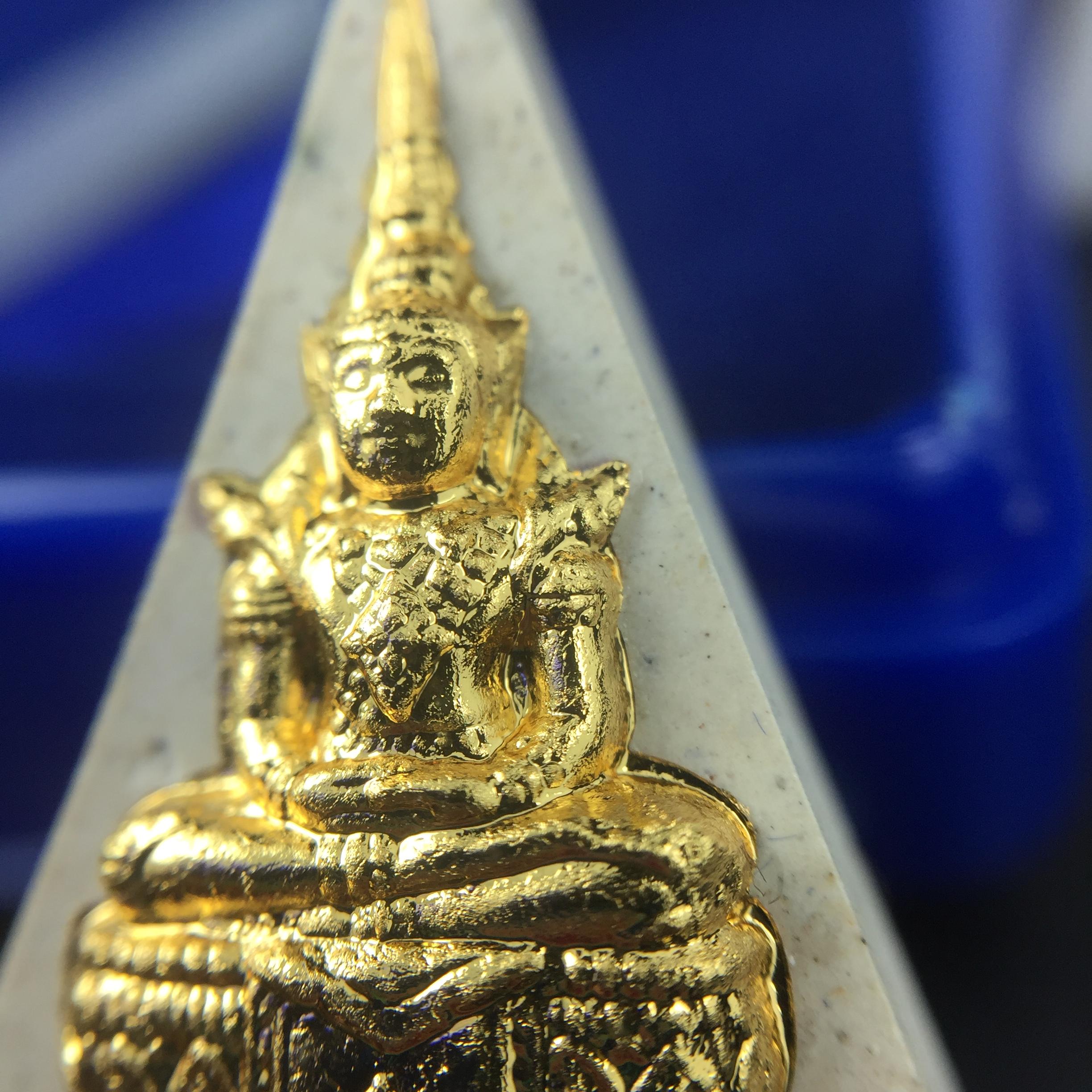 พระแก้วมรกต(จำลอง)ทรงเครื่องฤดูร้อน พระผงบูชา ด้านหน้าปิดทอง ด้านหลังตราฉลองสิริราชสมบัติครบ 60ปี เนื้อเงินขึ้นสีรุ้งธรรมชาติสร้างสรรค์งดงาม(รุ่นนี้ได้พระราชทานเส้นพระเจ้า(เส้นผม)รัชกาลที่9ในการจัดสร้าง)***องค์นี้พิเศษมองเห็นเส้นผมติดอยู่ด้านหลังชัดเจน***