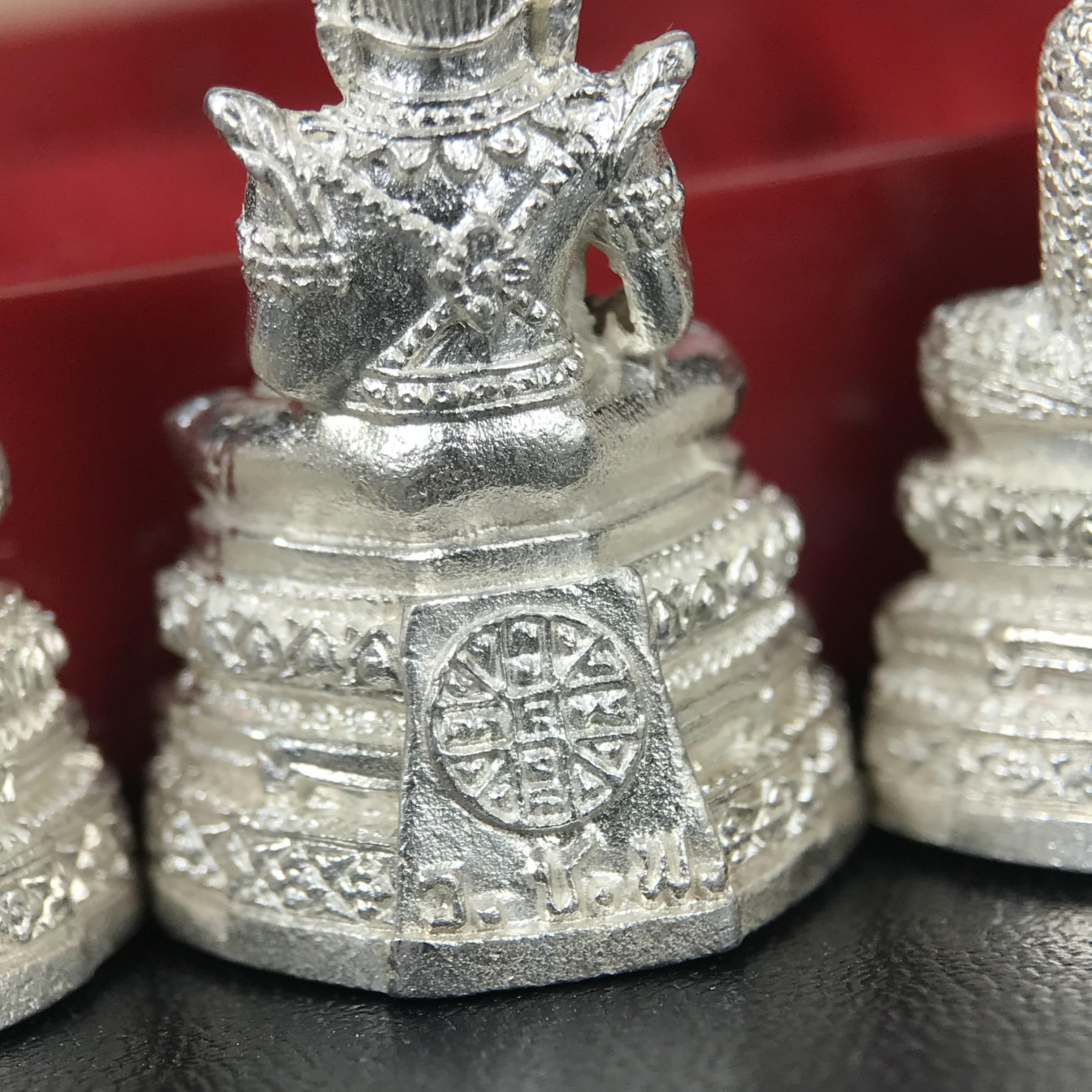 พระแก้วมรกต รุ่นเทิดพระเกียรติ พิธีมหาพุทธาภิเษก ณ.วัดพระศรีรัตนศาสดาราม(วัดพระแก้ว) วันเสาร์ที่ 26 เม .ย. 2540 (พิธีใหญ่เสาร์ห้า) ชุด 3 ฤดู (1 ชุด 3 องค์)เนื้อเงินครบชุดพร้อมกล่องบรรจุเดิม***เนื้อเงินหายากพบเจอน้อย***(หลวงพ่อ รวย เพิ่ม พูน ร่วมเสก)