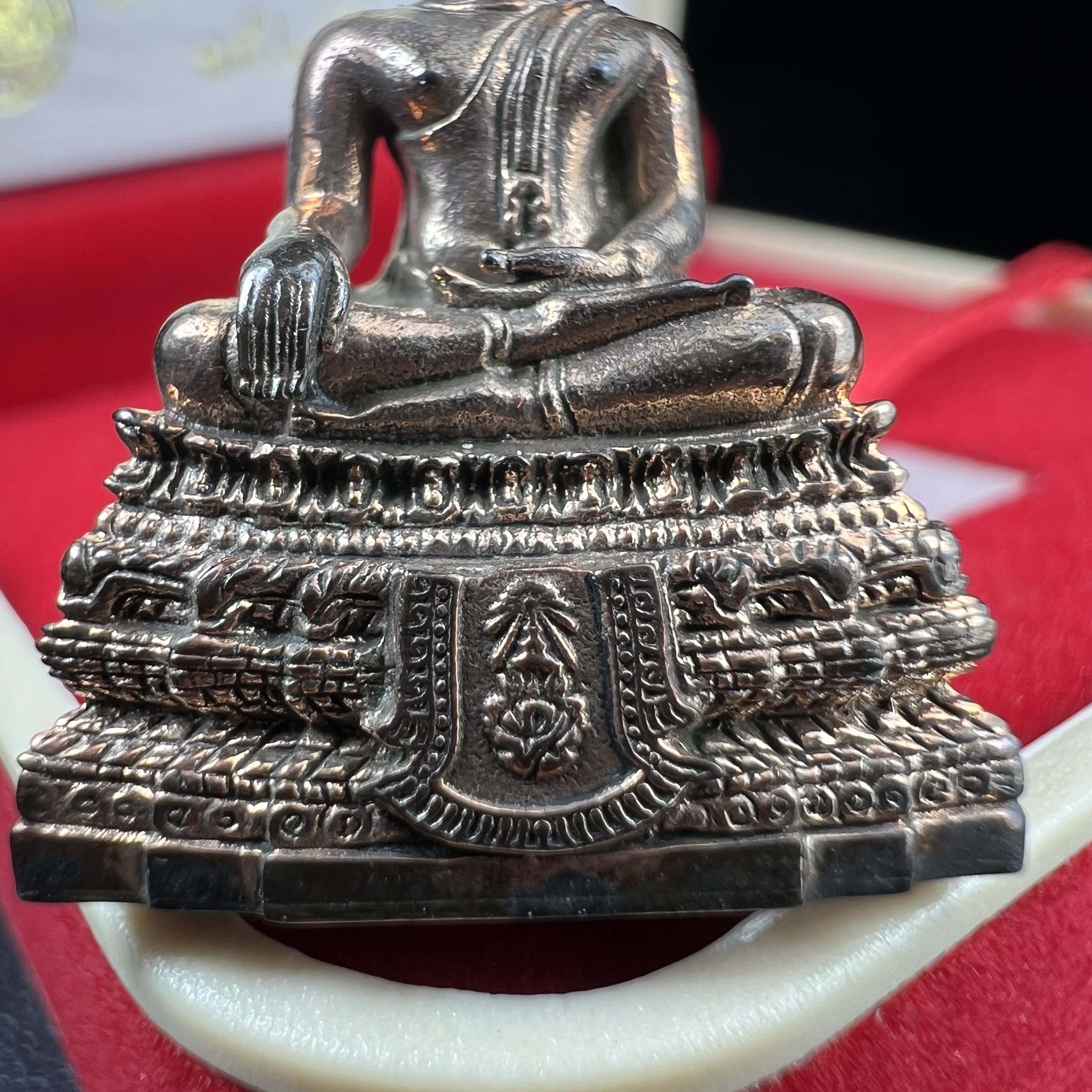 พระกริ่งพระพุทธชินสีห์ ภปร. กระทรวงสาธารณสุขจัดสร้าง เพื่อสมทบกองทุนฟันเทียมพระราชทาน ในโอกาสฉลองในหลวงรัชกาลที่ 9 พระชนมายุ 80 พรรษา ปี 2550 สมเด็จพระญาณสังวรทรงประทานพระเกศา และผงมวลสารส่วนพระองค์ เพื่อบรรจุในพระกริ่ง เนื้อนวโลหะตอกโค๊ต (1 ใน 6499 องค์)