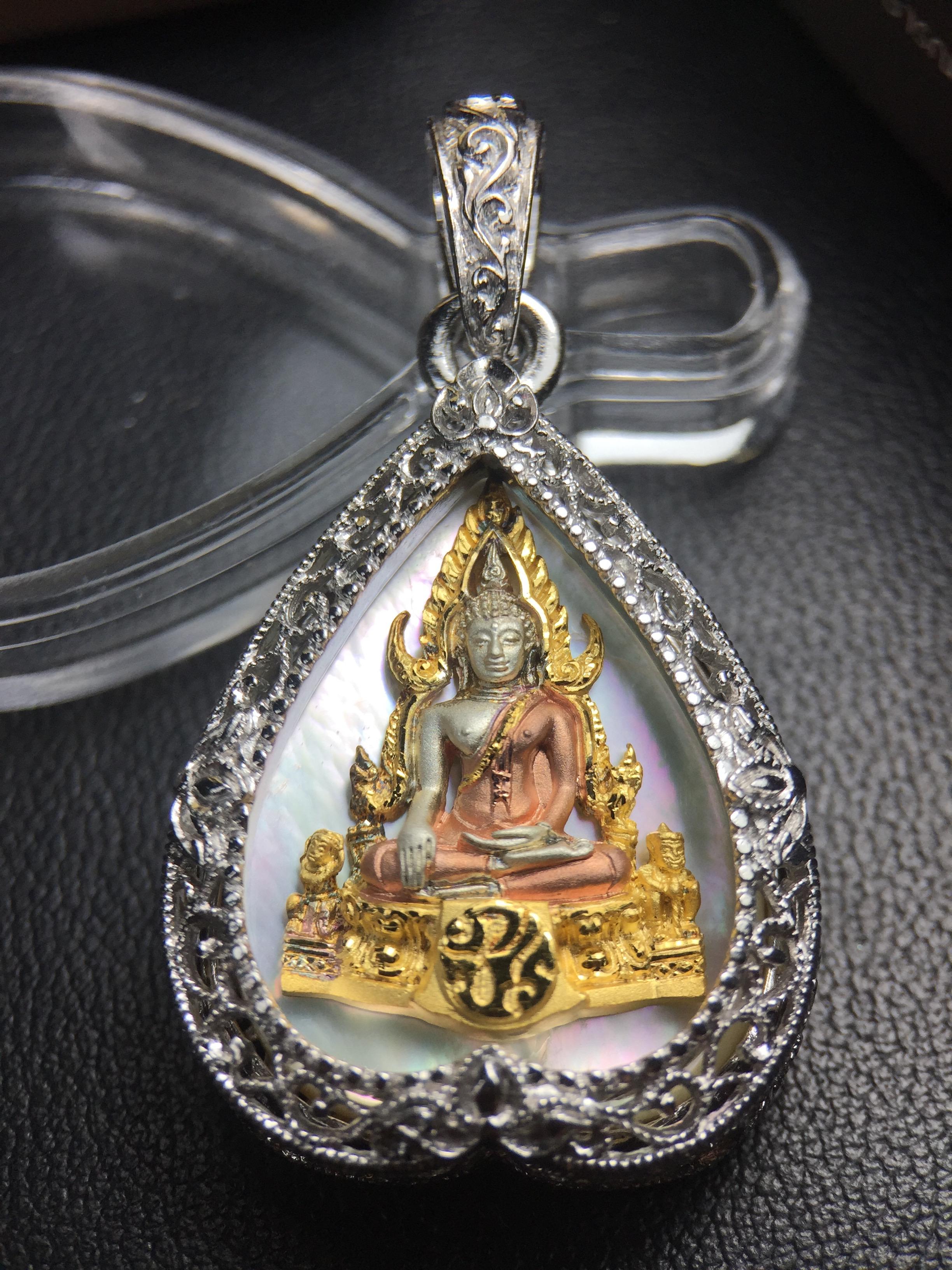 พระพุทธชินราช ภปร. โครงการ "เพราะแผ่นดินนี้ คือ แผ่นดินเกิด" ปี2548(รุ่นแรก) เหรียญทรงใบโพธิ์ ขนาด 21 x 29 มม. เนื้อเงินสามกษัตริย์ องค์พระชุบสามกษัตริย์ ล้อมด้วยกรอบเงินชุบทองคำขาวสลักเสลาเป็นลวดลายละเอียดอ่อน ส่วนพื้นองค์พระเป็นเปลือกหอยมุข