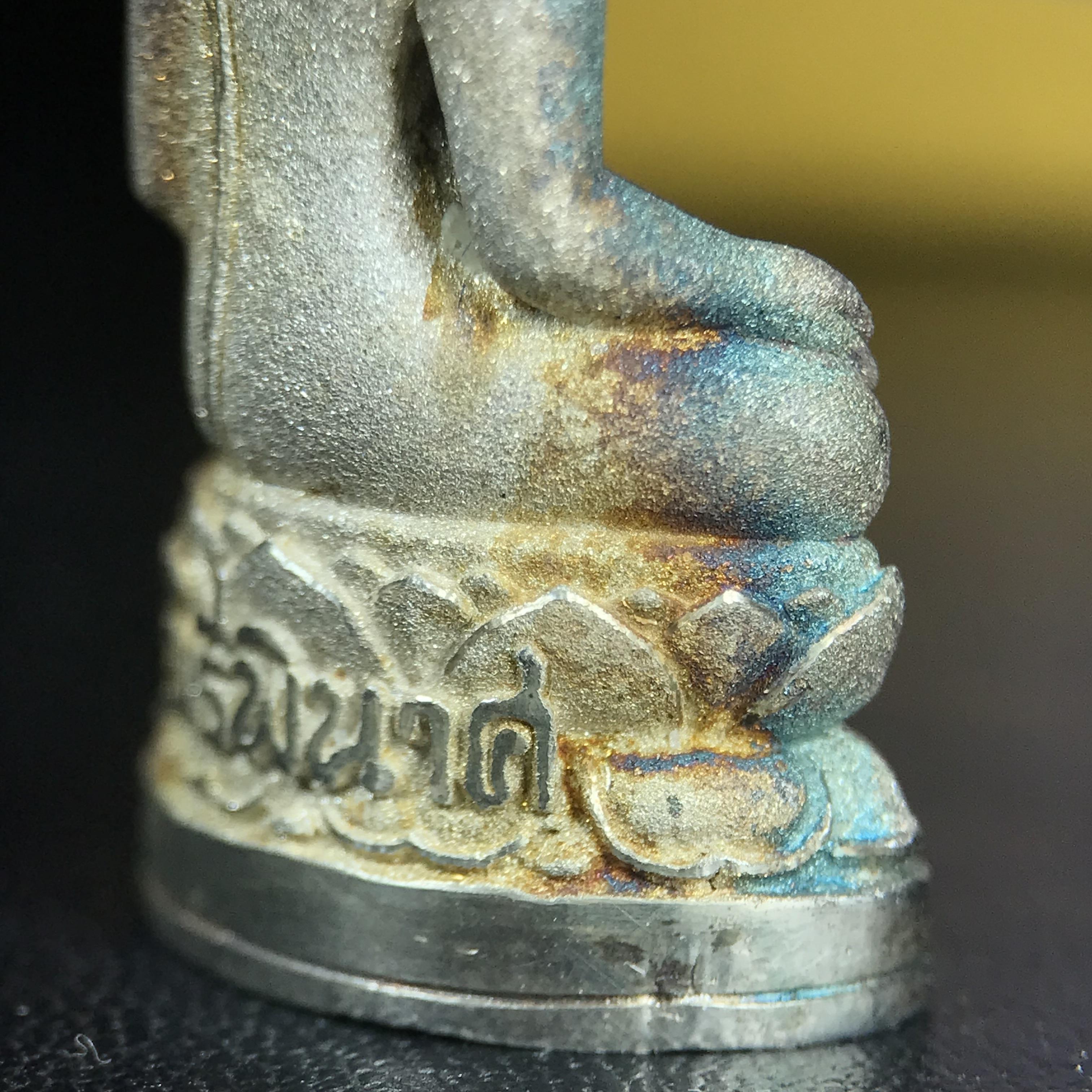 พระกริ่งไพรีพินาศ ญสส. ชุดกาญจนาภิเษกครองราชย์ 50 ปี พุทธศักราช 2538 วัดบวรนิเวศวิหาร เนื้อเงิน(ผิวเดิมขึ้นสีรุ้งขียวมรกตเข้มขลังงดงามธรรมชาติสร้างสรรค์) สภาพสวยเดิมพร้อมกล่องบรรจุเดิมผ้าไหมสีเหลืองตรากาญจนาภิเษก ตอกโค๊ดหมายเลขกำกับ ๕๐๐๑(1 ใน 8425 องค์)