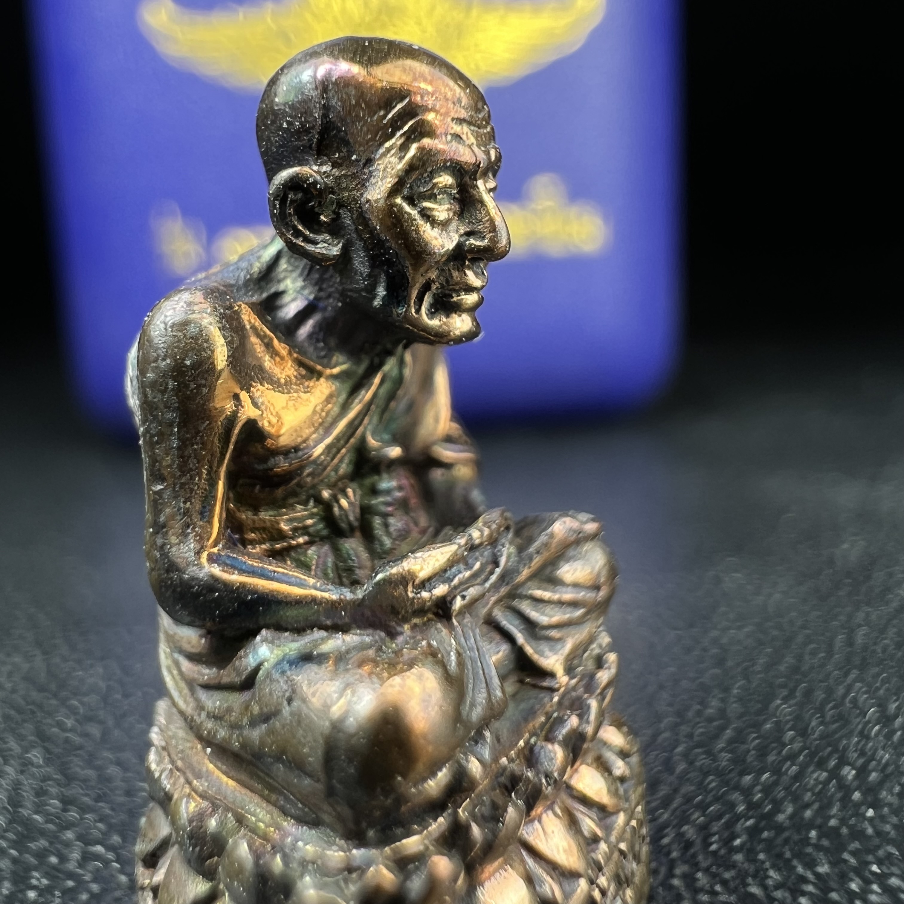 รูปเหมือนหล่อลอยองค์หลวงปู่ทวด รุ่น 111ปี กระทรวงกลาโหม เนื้อนวโลหะรมดำ-ปัดเงา ปี2540 พิธีใหญ่ เข้มขลัง นิยม พร้อมกล่องบรรจุเดิม(คัดสภาพสวยผิวเทพๆผิวรุ้งๆ)ทั้งพิธีทั้งพุทธศิลป์ทรงคุณค่าอีกหนึ่งรุ่นยอดนิยม