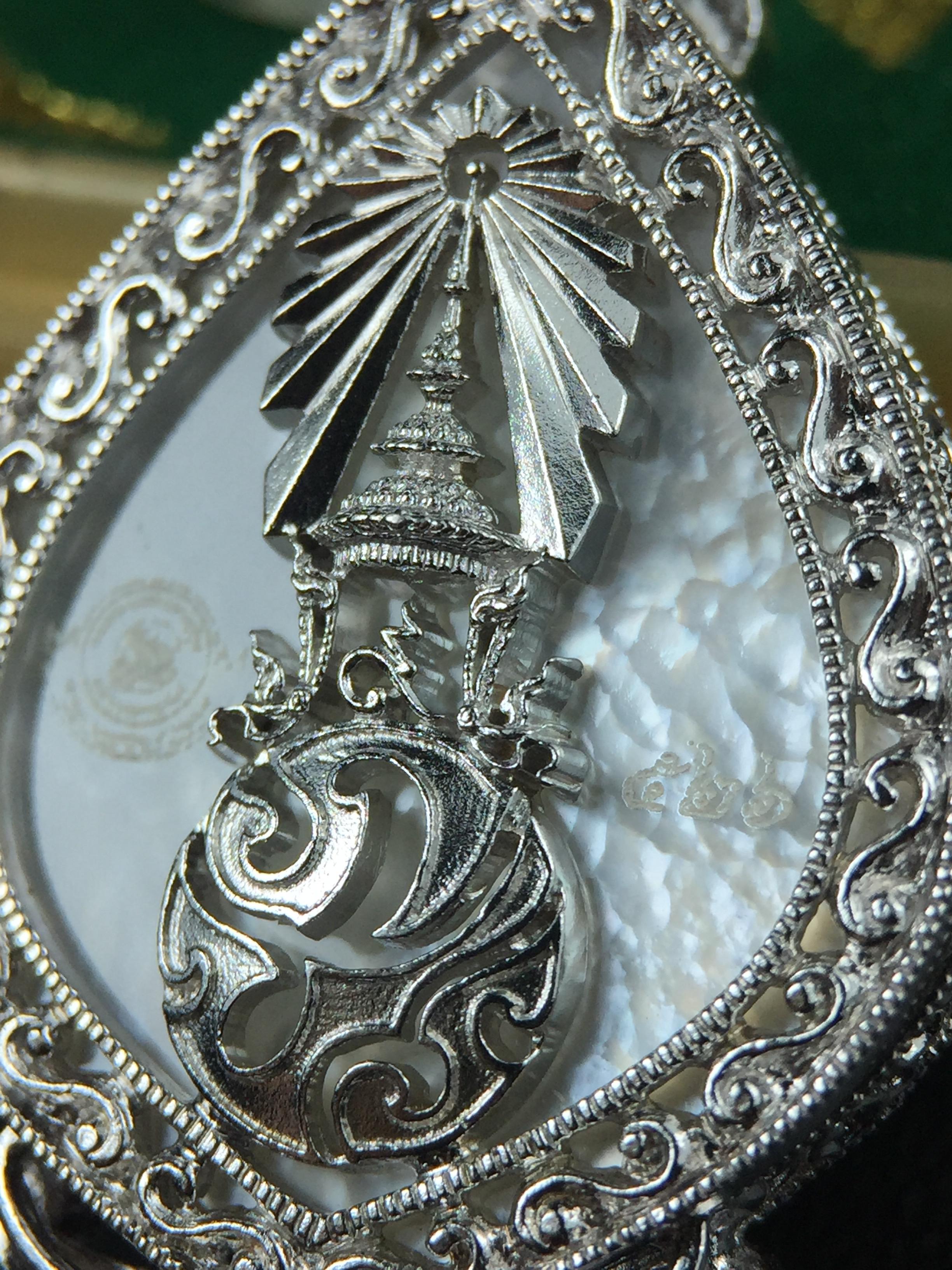 พระพุทธชินราช(จำลอง) ภปร. 84 พรรษา ทรงหยดน้ำ เนื้อเงินชุบทองคำขาว ขนาด 20*36 มม. (พระราชทานมวลสาร จิตรลดาและเส้นพระเจ้า(เส้นผม)รัชกาลที่9)พุทธศิลป์ทรงคุณค่าอีกหนึ่งรุ่นยอดนิยม งดงาม ทรงคุณค่า หายาก