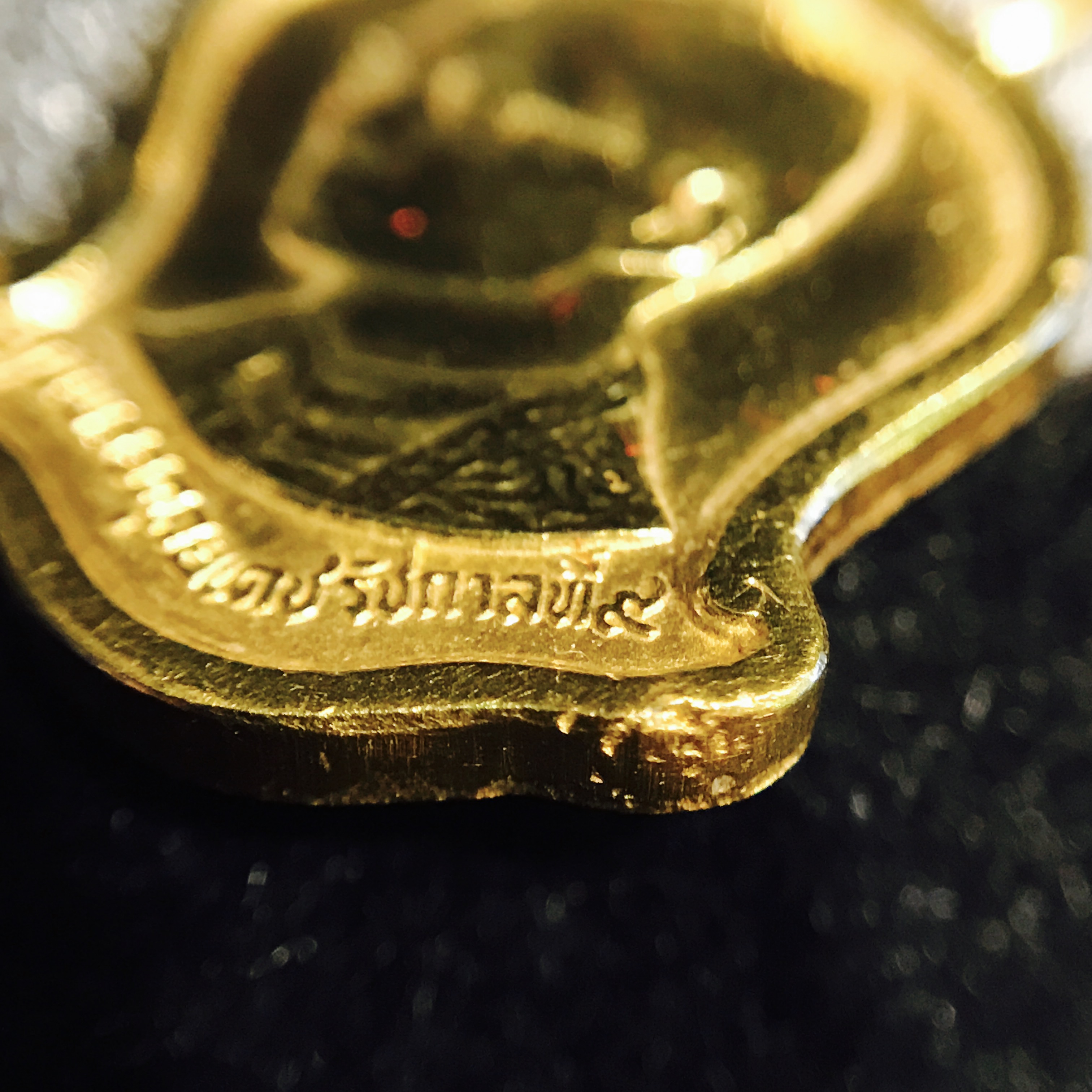 เหรียญที่ระลึกมหามงคลพระชนพรรษา 60 ปี 5 รอบ ปี2530 เนื้อทองคำ พิมพ์เล็ก ทรงเสมา(ระฆังคว่ำ)หายากสร้างน้อย