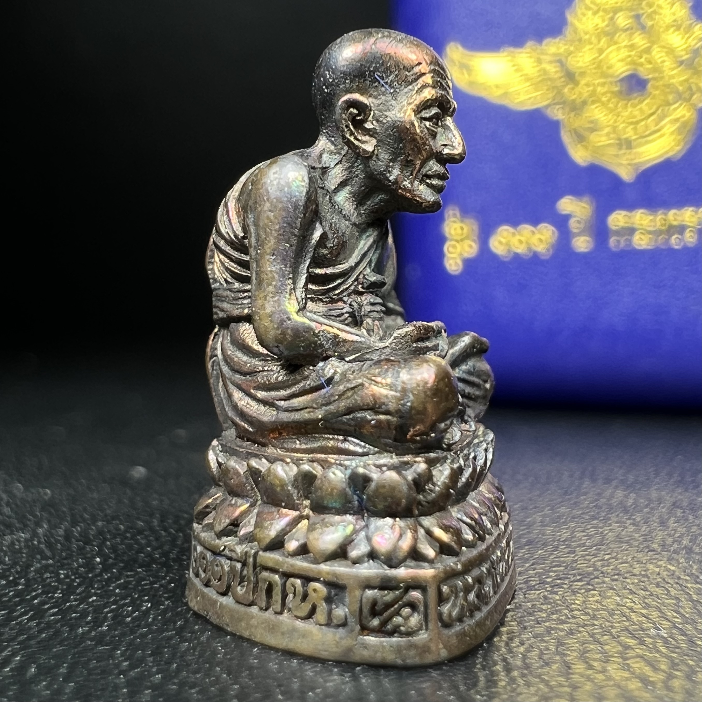 รูปเหมือนหล่อลอยองค์หลวงปู่ทวด รุ่น 111ปี กระทรวงกลาโหม เนื้อนวโลหะรมดำ-ปัดเงา ปี2540 พิธีใหญ่ เข้มขลัง นิยม พร้อมกล่องบรรจุเดิม(คัดสภาพสวยผิวเทพๆผิวรุ้งๆ)ทั้งพิธีทั้งพุทธศิลป์ทรงคุณค่าอีกหนึ่งรุ่นยอดนิยม