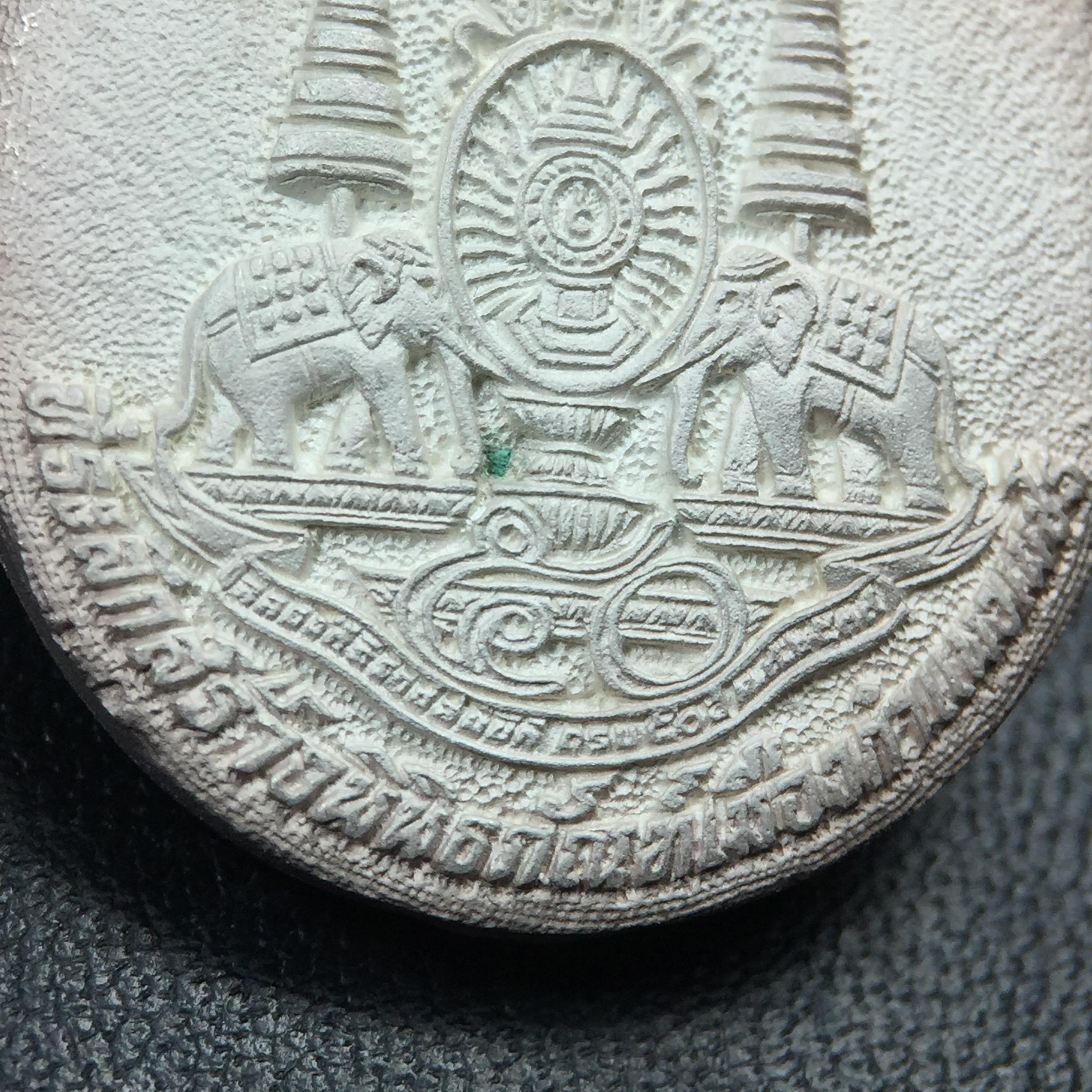 เหรียญรูปเหมือนพระญาณวิทยาคมเถร (หลวงพ่อคูณ ปริสุทโธ)ชุดกาญจนาภิเษกครองราชย์ครบ 50 ปี เนื้อเงิน วัดบวรนิเวศวิหาร ปี พ.ศ. 2538(จัดสร้างได้เหมือนหลวงพ่อคูณมาก มีรายละเอียดและความคมชัดสูง ลูกศิษย์ท่านไม่ควรพลาด วิจิตรศิลป์และพุทธศิลป์งดงาม)พิธีใหญ่