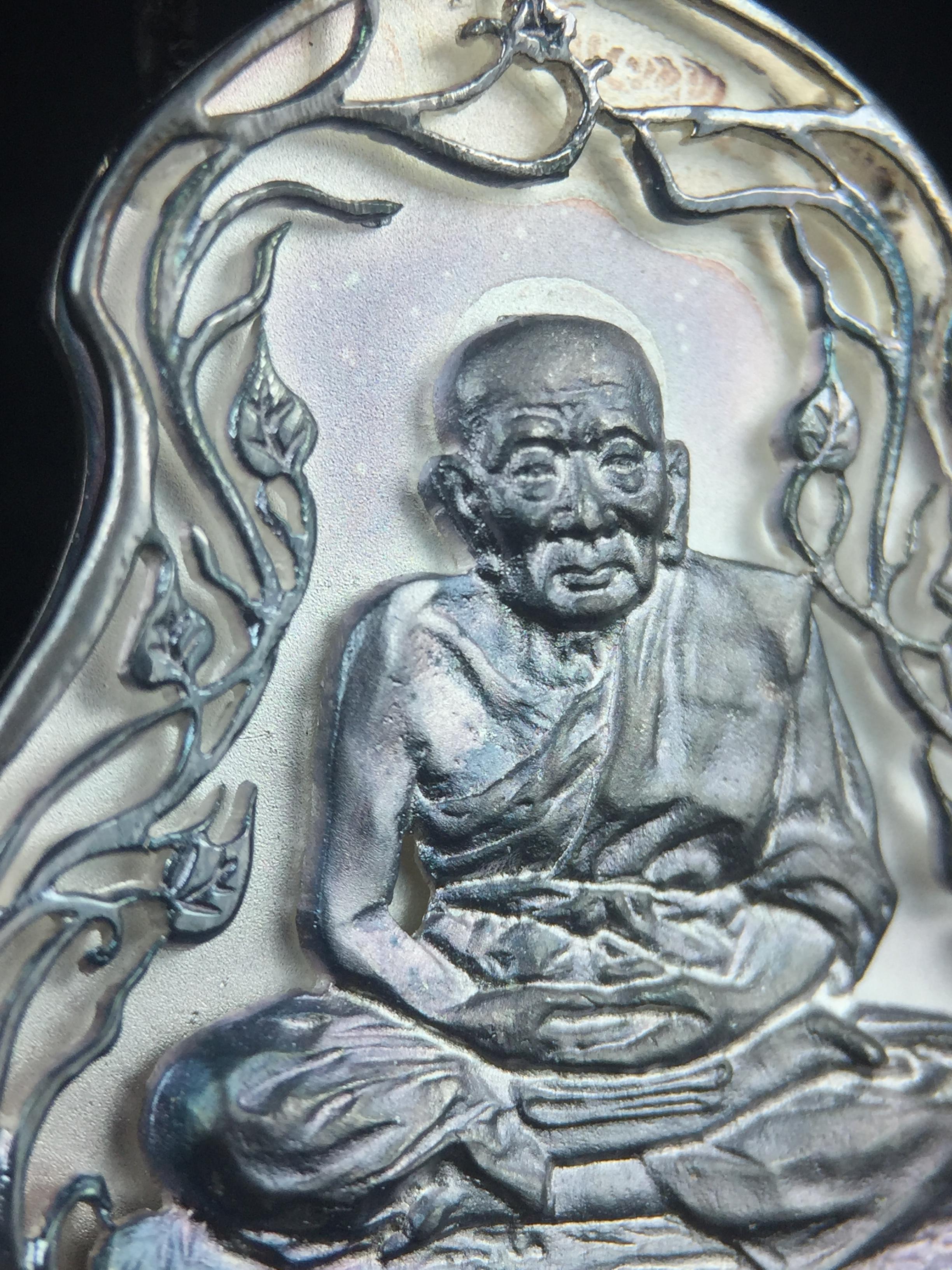 เหรียญหลวงปู่ทวด พระนามาภิไธย สก. แบบงานฉลุโบราณ(HAND MADE) ปี 2544 เนื้อเงิน(ผิวเดิมขึ้นสีรุ้งธรรมชาติสวยมาก) พิธีปลุกเสก ณ อุโบสถวัดช้างให้ และ พิธีมังคลาภิเษก ณ พระอุโบสถ วัดพระศรีรัตนศาสดาราม(วัดพระแก้ว) (1 ใน 2000 เหรียญ)พบเจอน้อยหายากมาก