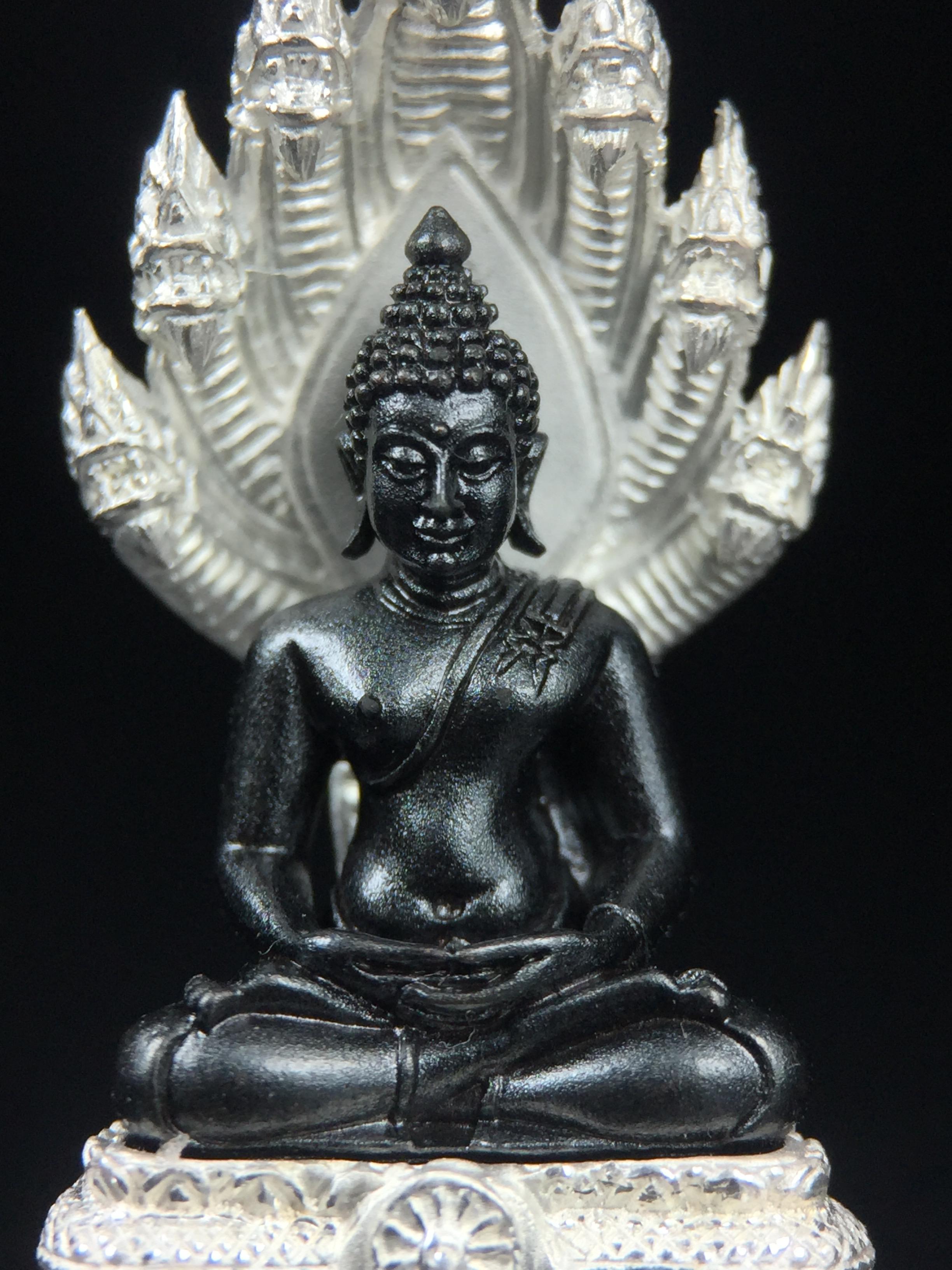 พระนาคปรก สธ. รุ่นสร้างพระอุโบสถเฉลิมพระเกียรติ 4 รอบ 84 พรรษา สมเด็จพระเทพรัตนราชสุดาฯ วัดบวรนิเวศวิหาร ปี 2543 พิมพ์ใหญ่ องค์พระเนื้อนวโลหะ ฐานนาคปรกเนื้อเงิน(สภาพ สวย )พิธีใหญ่ พุทธศิลป์งดงาม หายาก(องค์หมายเลขสวย ๘๓๕) (1 ใน 1999 องค์)