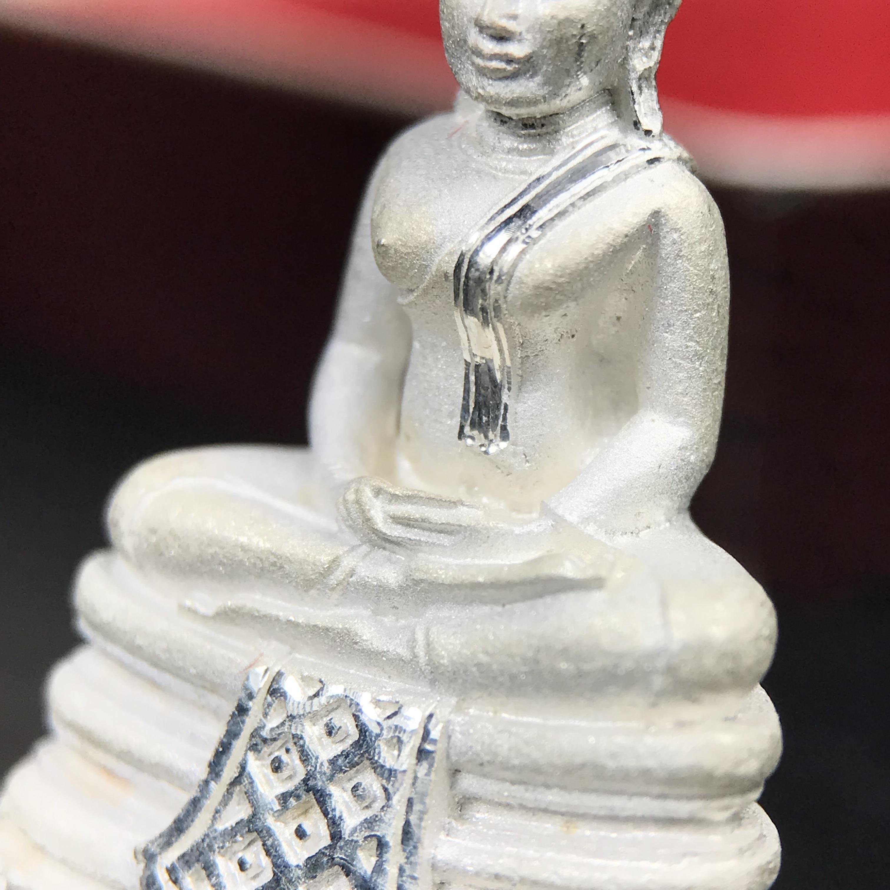 พระพุทธโสธร(หลวงพ่อโสธร) รุ่นสร้างอุโบสถ ปี2539 เนื้อเงินทรายนวลขัดเงาบางส่วน ลอยองค์พิมพ์ใหญ่ สภาพสวยกล่องบรรจุเดิมครบสมบูรณ์(งานแพรนด้า จิวเวลรี่)สวยงดงาม