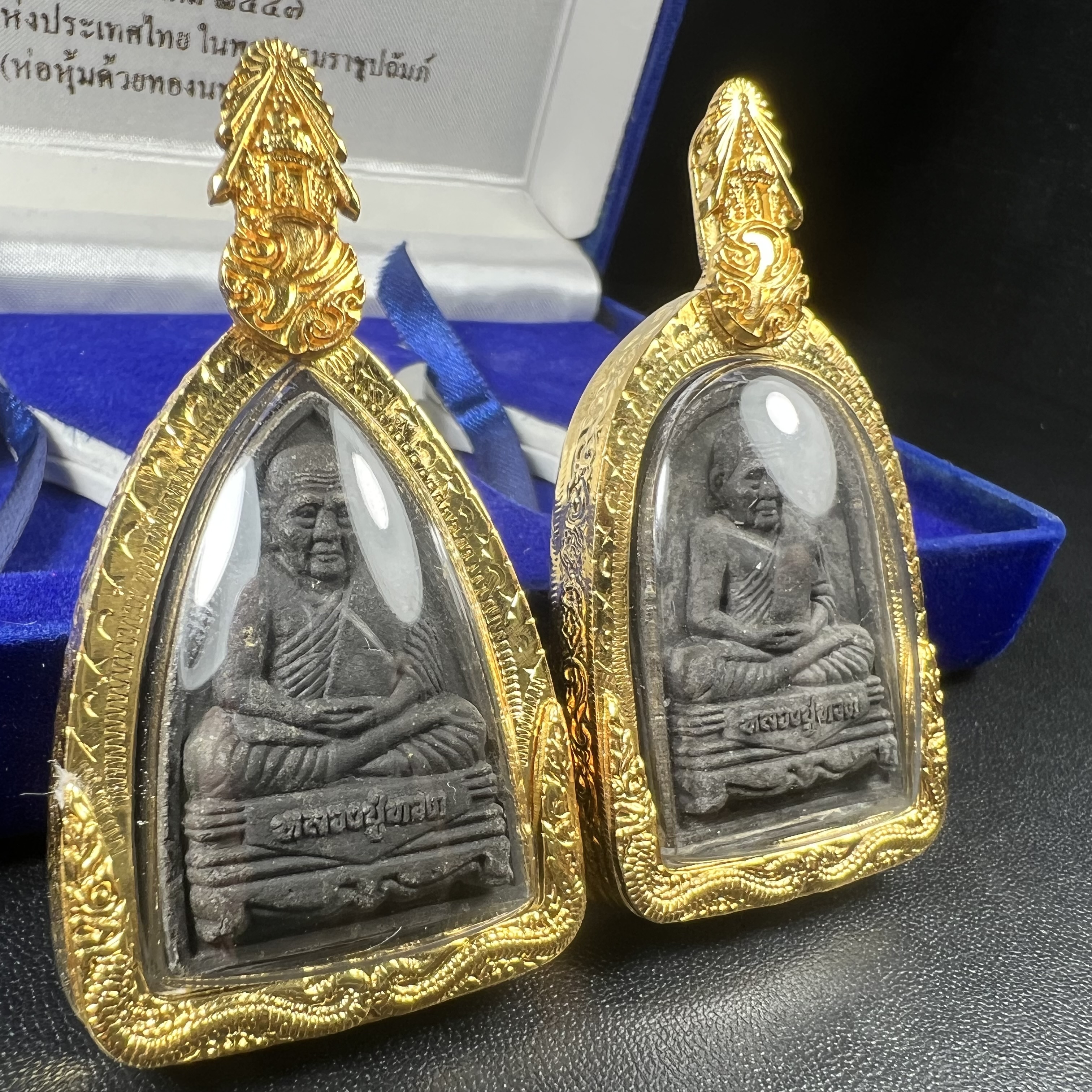 พระคู่ชุดของขวัญ พระหลวงปู่ทวด ภปร.ปี2547 ทรงกลีบบัวและกลีบขนุน(พิมพ์เตารีดและพิมพ์พระรอด)(ชนวนเก่า)เนื้อว่านด้านหลังมี ภปร. เป็นโลหะผสมสูง 3.3ซม.พิธีใหญ่ มวลสารดี ปลุกเสกวัดพระแก้ว(พร้อมกล่องบรรจุเดิม งานเลี่ยมกรอบเดิมจากผู้จัดสร้างห่อหุ้มด้วยทองนพเกล้า)