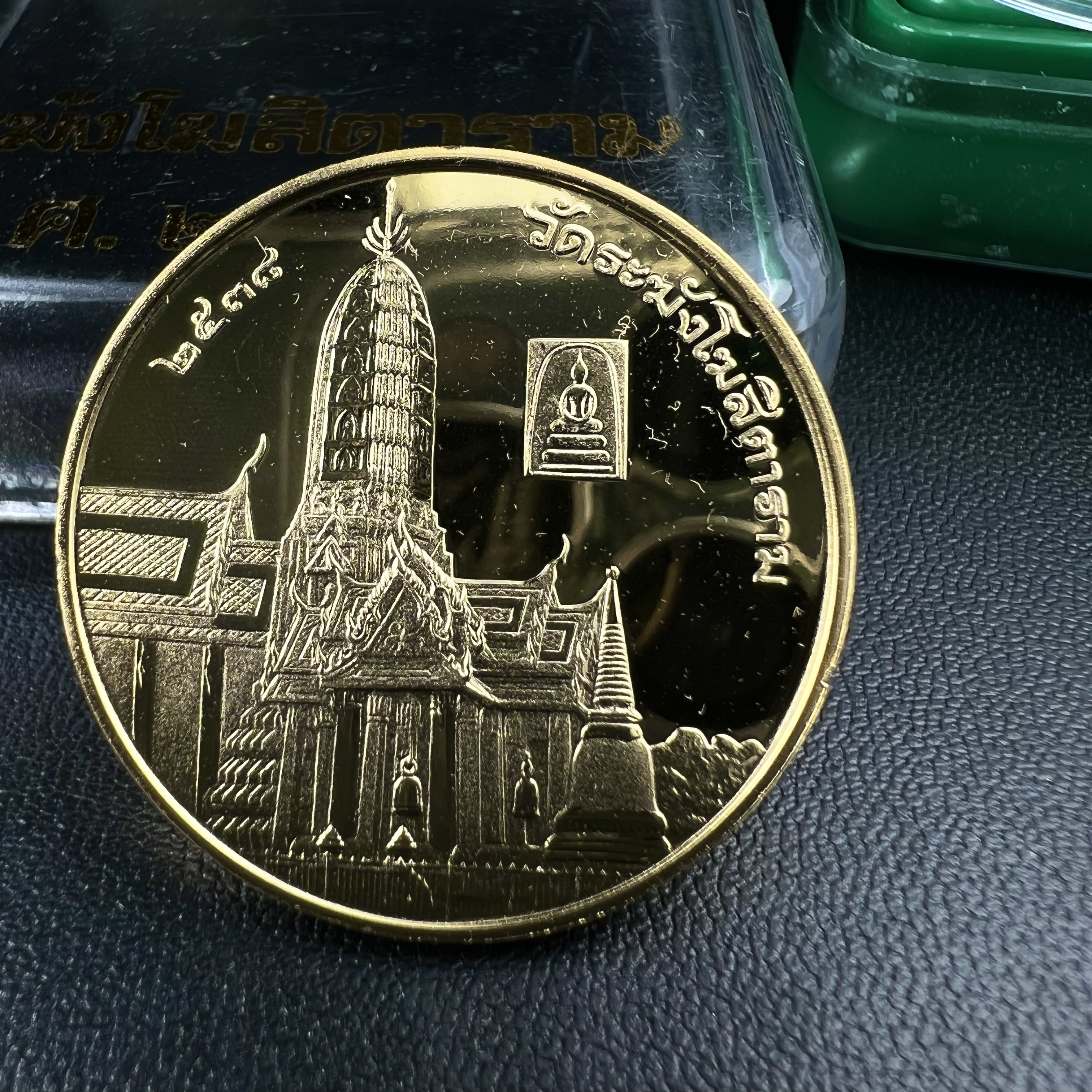 เหรียญเสด็จพ่อ ร.5 พระปิยมหาราช รุ่นบูรณะโบสถ์ พิธีมหาพุทธาภิเษก ณ พระวิหารวัดระฆังโฆสิตาราม ปี2538 เนื้อทองแดงบริสุทธิ์ชุบทองไมครอนขัดเงาสามมิติ ขนาด 3 ซม.(พิมพ์ใหญ่)ผลิตโดยโรงกษาปณ์ ประเทศ ฮังการี ( HUNGARIAN MINT)สภาพสวยดุจทองคำ ผิวกระจก บล็อกนอกสวยงาม