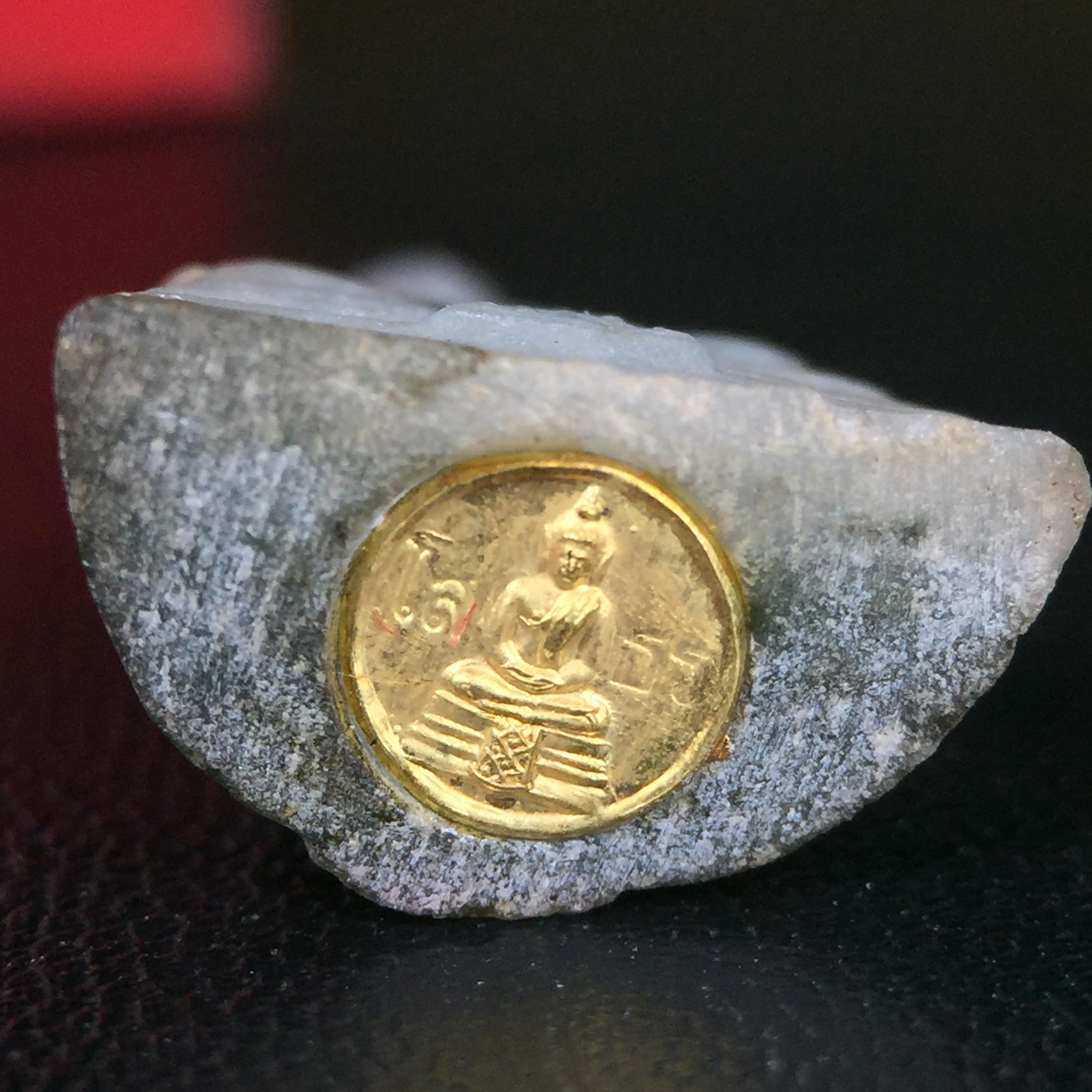 พระพุทธโสธร เนื้อหยก(รุ่นแรก) รุ่นประวัติศาสตร์ พุทธาภิเษก วันที่ 3 กันยายน พ.ศ.2543 ณ พระอุโบสถวัดโสธรวรารามวรวิหาร อ.เมือง จ.ฉะเชิงเทรา พิมพ์ลอยองค์ใต้ฐานมีโค๊ตแผ่นทองคำแท้กำกับทุกองค์พร้อมกล่องบรรจุและบัตรรับรองเดิมครบชุด (1 ใน 3999 องค์)นิยมหายาก