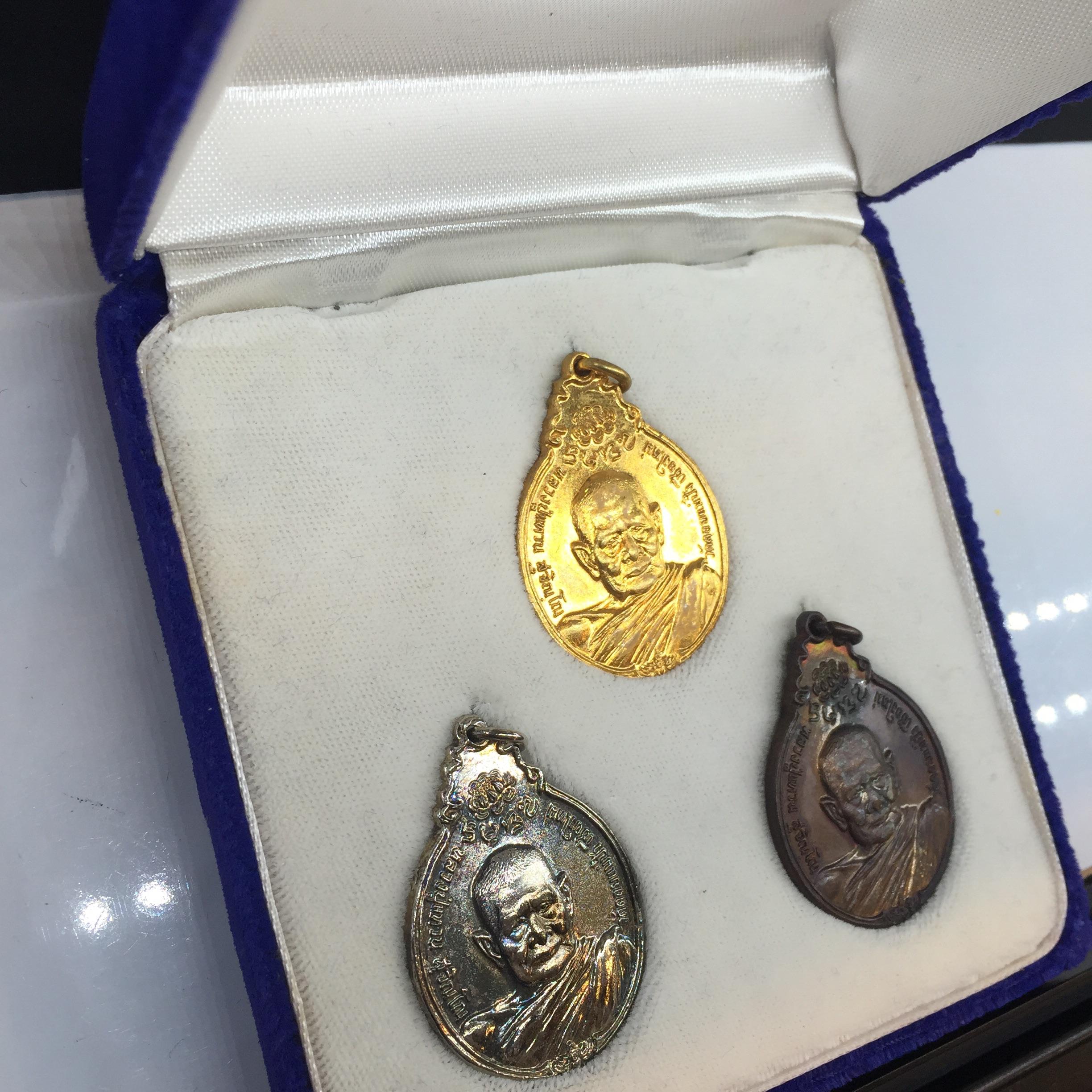 เหรียญ หลวงปู่แหวน สุจิณโณ ภปร สร้างตึกพยาบาล วัดดอยแม่ปั๋ง ปี2521