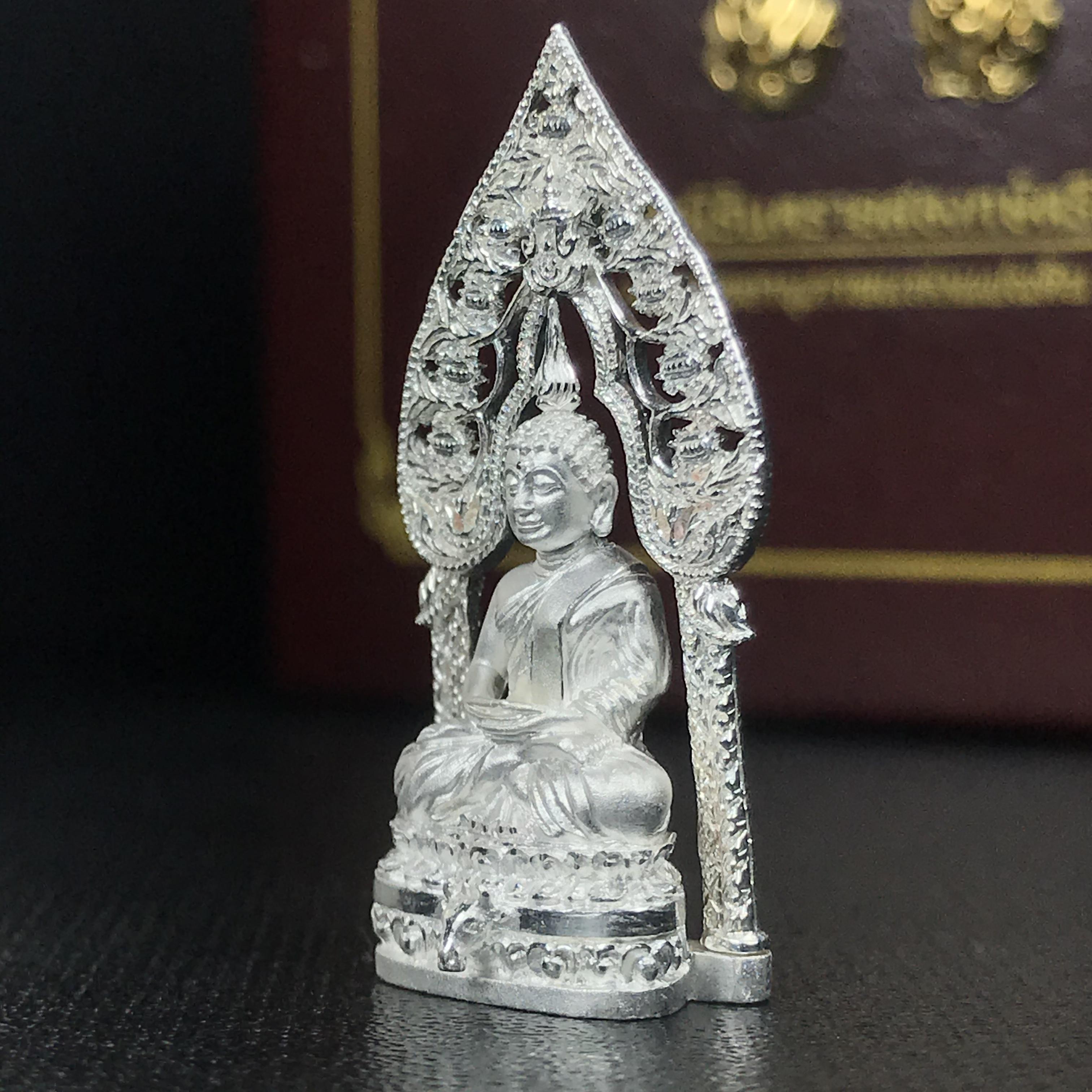 พระนิรันตรายสองกษัตริย์ มหาพุทธานุภาพแห่งแผ่นดิน ปี2552 "พระผู้ปกป้องคุ้มครองจากภัยอันตรายทั้งปวง"พระกริ่งเนื้อเงิน หน้าตัก 1/2 นิ้ว พร้อมกล่องบรรจุเดิมครบชุด(1 ใน 9999 องค์)