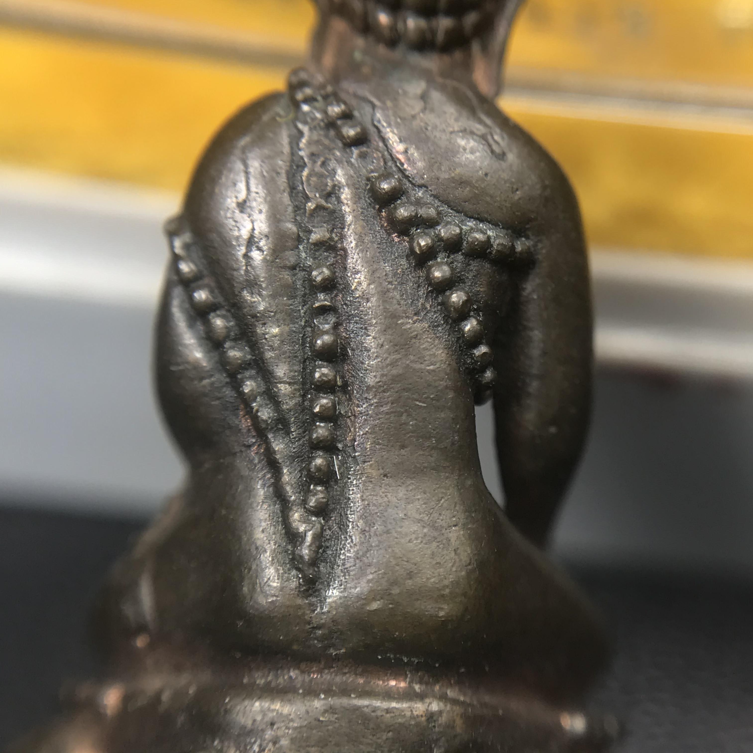 พระกริ่งภูริทัตโต (หลวงปู่มั่น ภูริทัตโต) เนื้อนวโลหะ ปี 2520 สุดยอดพระเกจิสายวิปัสสนากรรมฐานปลุกเสก (สมเด็จพระญาณสังวรเป็นประธานเททอง)(สภาพสวยครบกล่องเดิม)