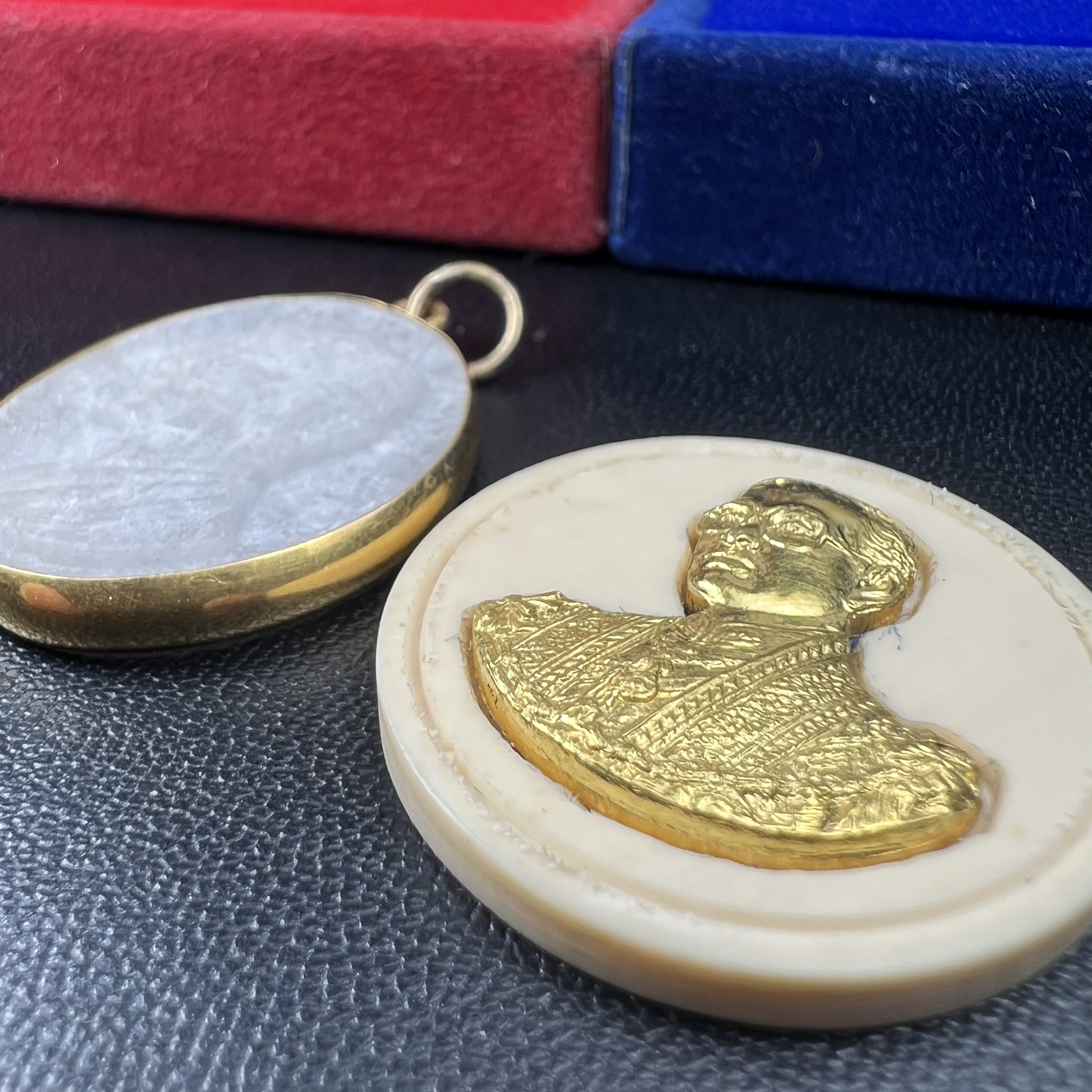 พระบรมฉายาลักษณ์ ร.9 เหรียญหยกรูปไข่เลี่ยมทองคำแท้(งานเลี่ยมเดิมจากผู้จัดสร้าง)+พระบรมฉายาลักษณ์ เหรียญคชสารหมื่นปี ร.9 หน้ากากทองคำ เฉลิมพระเกียรติ 72 พรรษา ภูมิพลมหาราช ปี 2542(1ชุด2องค์)(อีกหนึ่งวัตถุมงคลที่ระลึกของพระองค์ท่านที่พบเจอหายากมากในปัจุบัน)