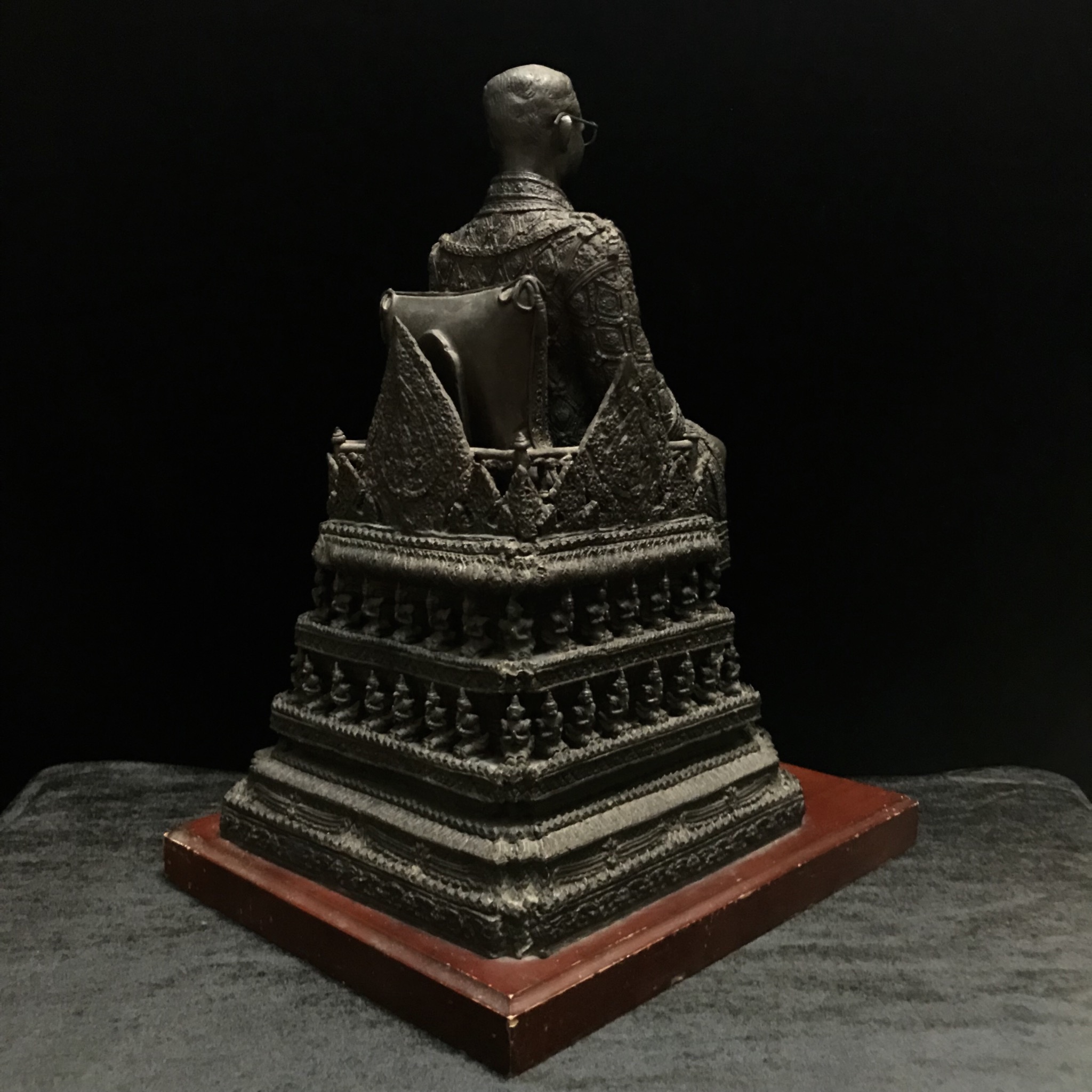 พระบรมรูปพระบาทสมเด็จพระเจ้าอยู่หัวรัชกาลที่9(นั่งบัลลังก์) กระทรวงมหาดไทยจัดสร้าง ปี2539(นิยม)