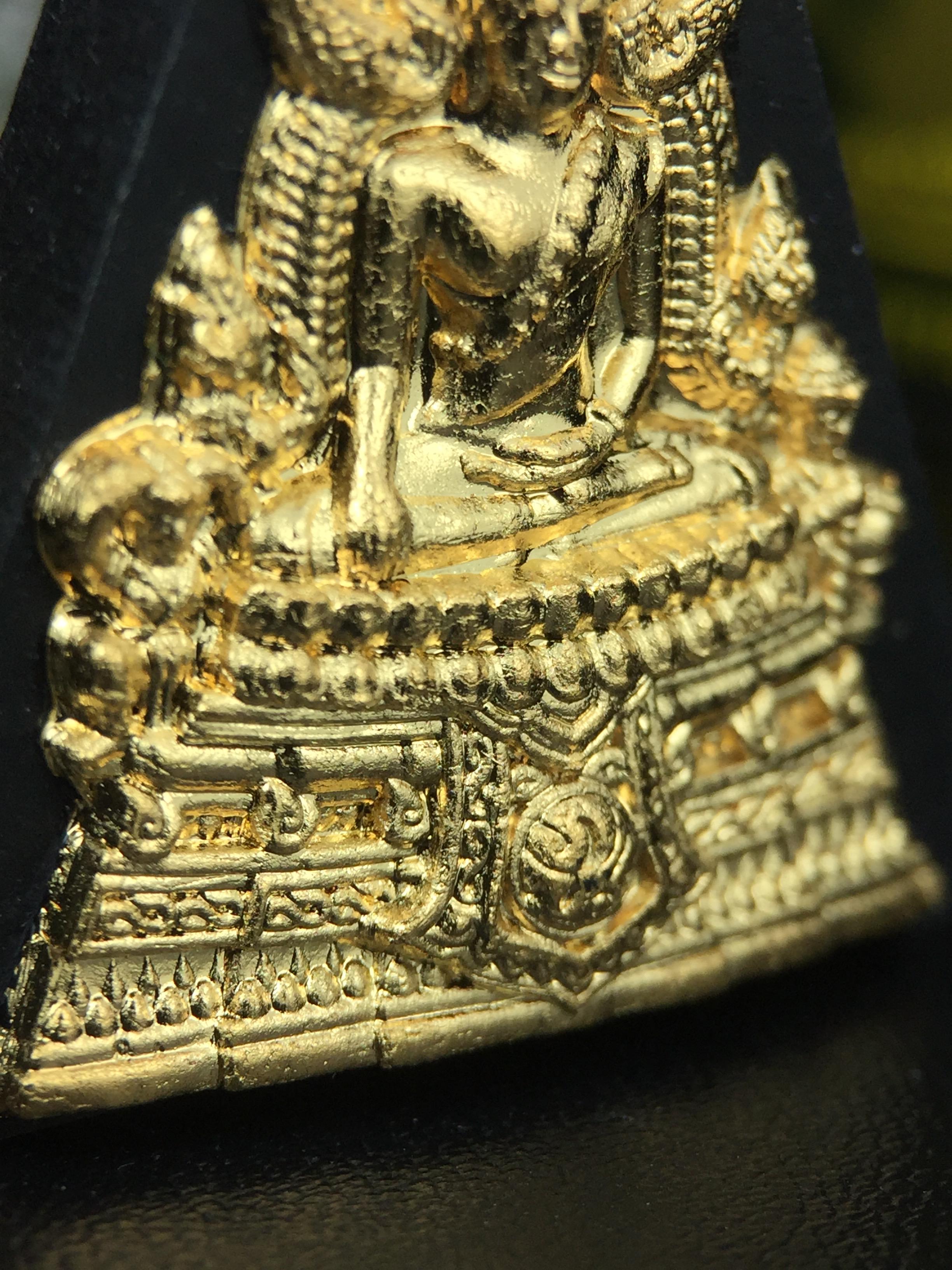 พระพุทธชินราช(จำลอง)ภปร. 84พรรษา เนื้อผงปิดทองด้านหน้า หลัง ภ.ป.ร. ยิงทอง(พระราชทานมวลสาร จิตรลดาและเส้นพระเจ้า ร.9(เส้นผม))ทรงคุณค่าอีกหนึ่งรุ่นยอดนิยม