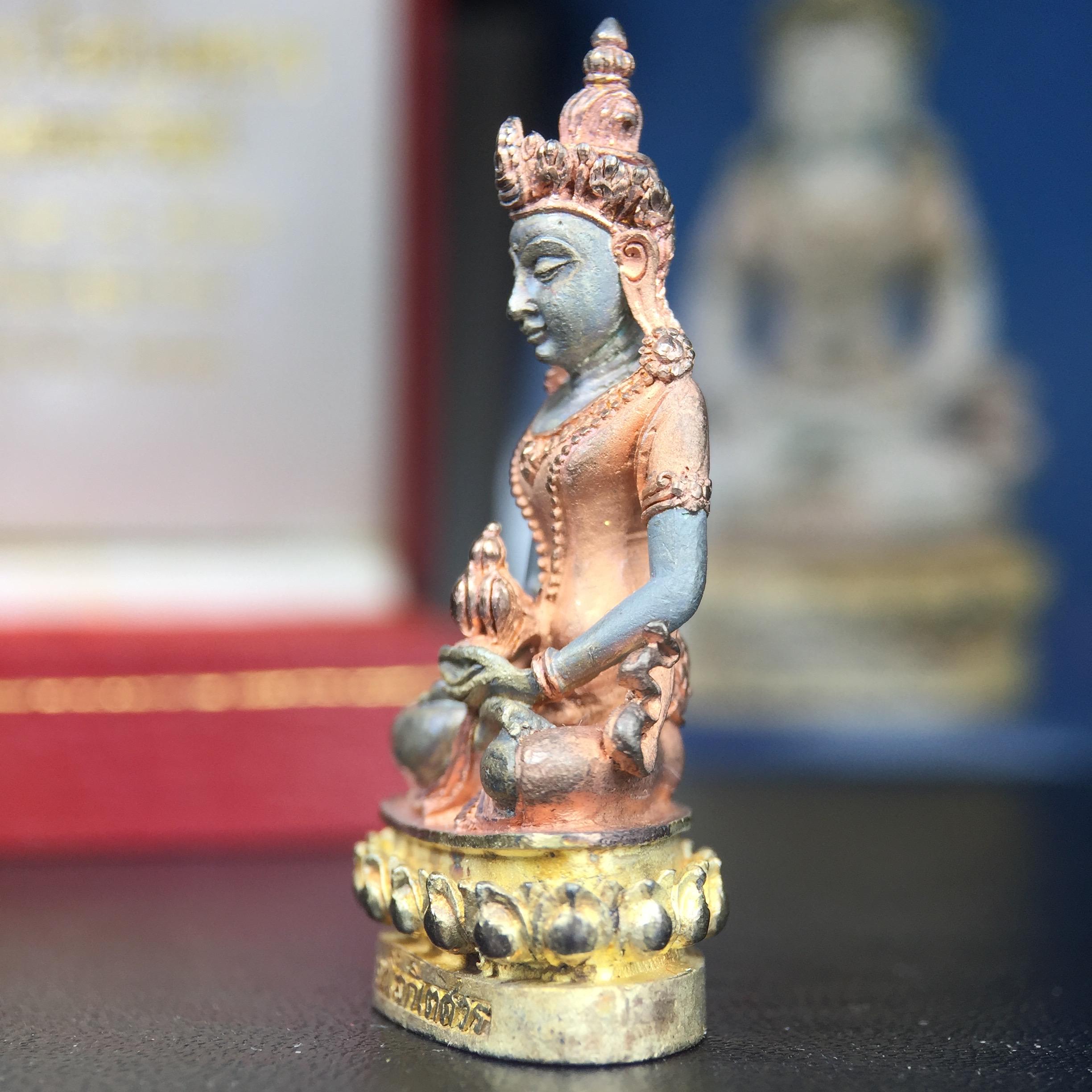 พระกริ่งอวโลกิเตศวร ( เจ้าแม่กวนอิม ) วัดโพธิ์แมนคุณาราม รุ่นอุดมโภคทรัพย์ พ.ศ.2539 เนื้อเงิน 3 กษัตริย์ พ่นทราย(ผิวเดิม ขึ้นสีรุ้งธรรมชาติ แบบนิยม เสน่ห์ของพระเนื้อเงิน) (พร้อมกล่องบรรจุการ์ดใบรับรองเดิมครบ) (อีกหนึ่งรุ่นยอดนิยม พุทธศิลป์สวยงดงาม)