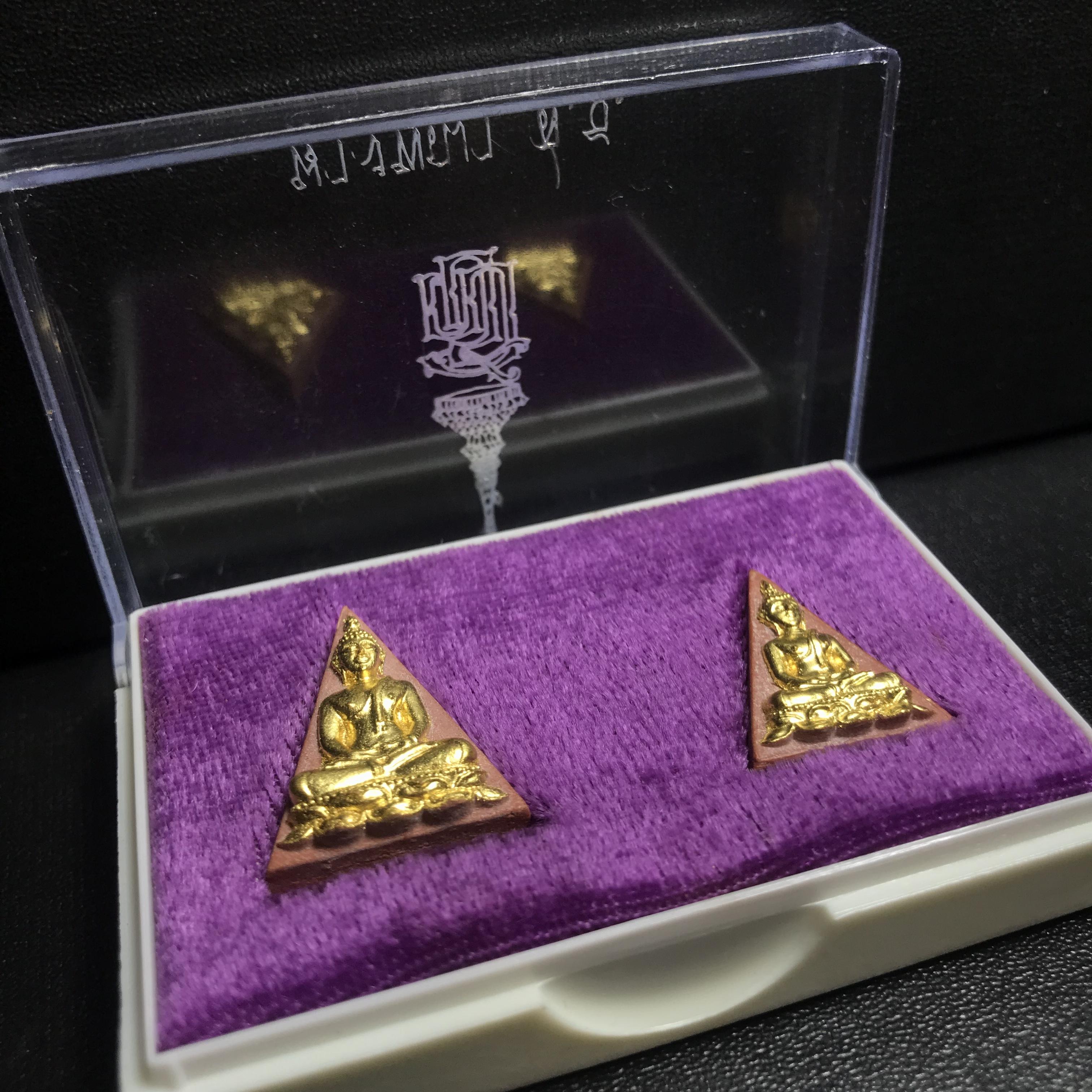 สมเด็จนางพญา ส.ธ. พิมพ์ใหญ่ + พิมพ์เล็ก ครบชุด ปิดทองเดิมจากวัด พ.ศ.2530 พระดี พิธีใหญ่ พร้อมกล่องเดิมจากวัด ประกอบพิธีพุทธาภิเษกพร้อมกับพิธีพระกริ่งปวเรศ ปี2530 วัดบวรนิเวศและวัดพระแก้ว