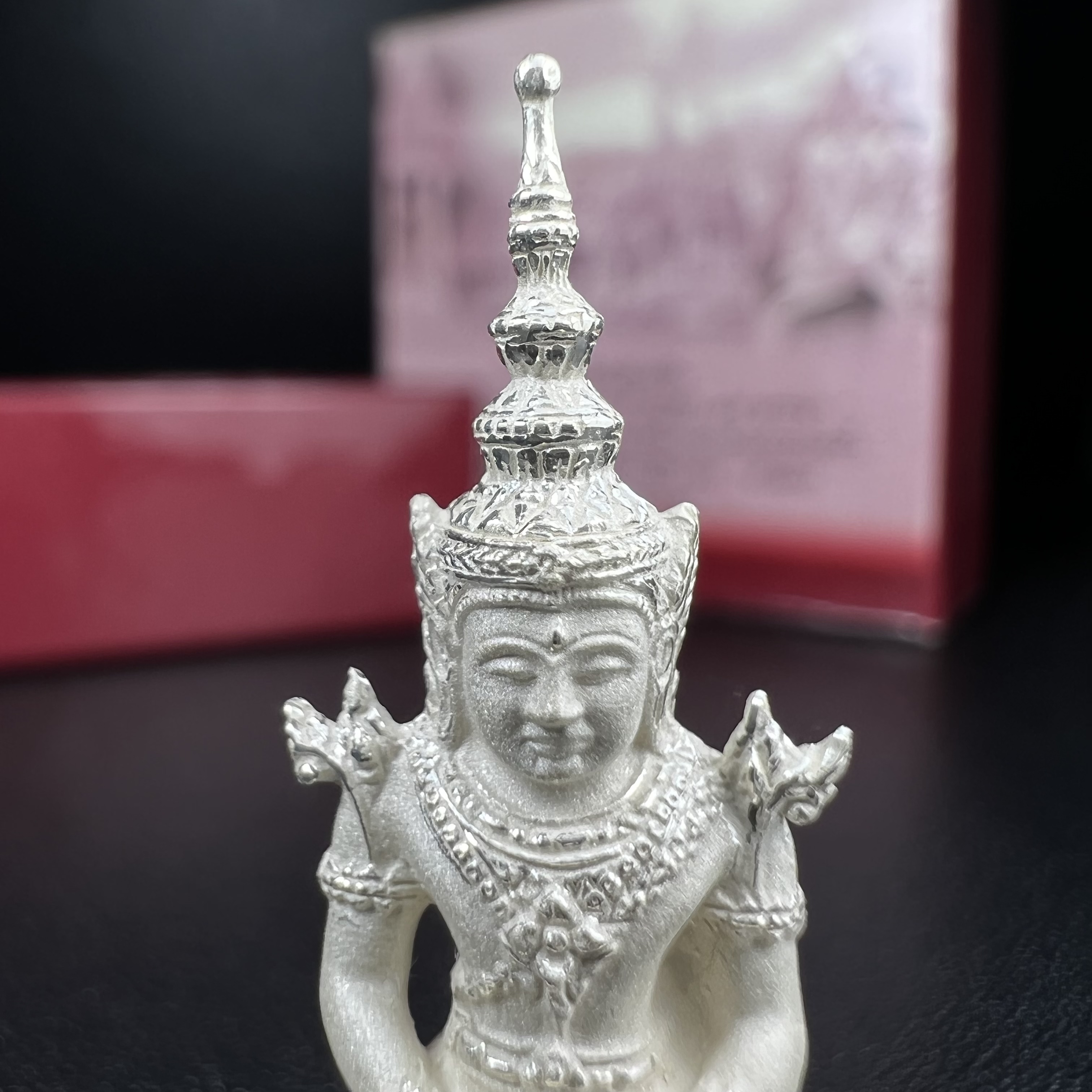 พระแก้วมรกต ภปร.(รุ่นแรก) ปี2545 รุ่นฉลองกรุงรัตนโกสินทร์ครบ 220 ปี พิมพ์ลอยองค์ใหญ่ เนื้อเงินบริสุทธิ์ 92.5% ขนาด 19*35 มม. พร้อมกล่องบรรจุดิม สวยครบสมบูรณ์