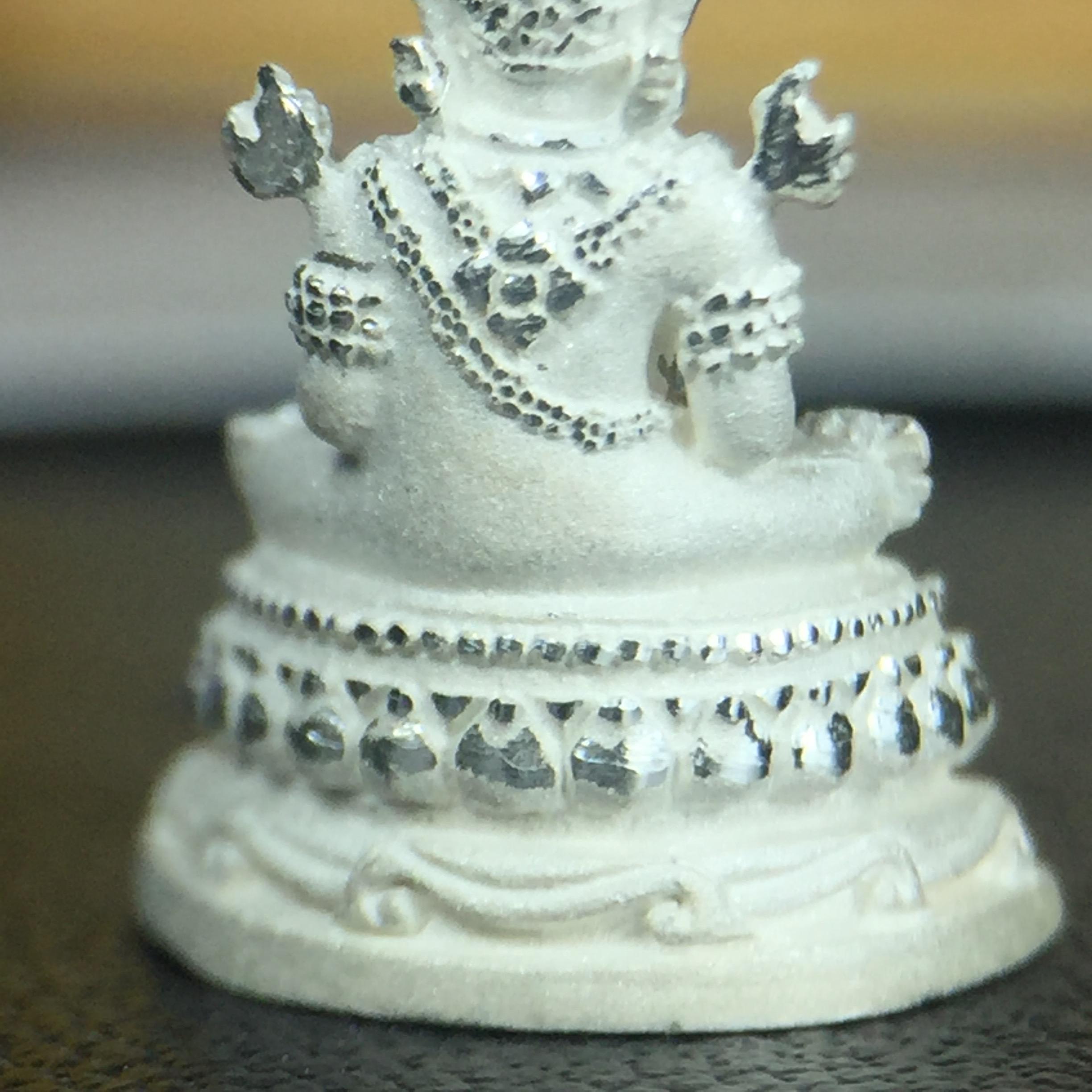 พระแก้วมรกต(จำลอง)ลอยองค์ ขนาดหน้าตัก 1/4 นิ้ว ทรงเครื่องฤดูร้อน เนื้อเงิน ตราสัญลักษณ์ฉลองสิริราชสมบัติครบ 60 ปี พ.ศ.2549(สภาพสวย ครบ สมบูรณ์)