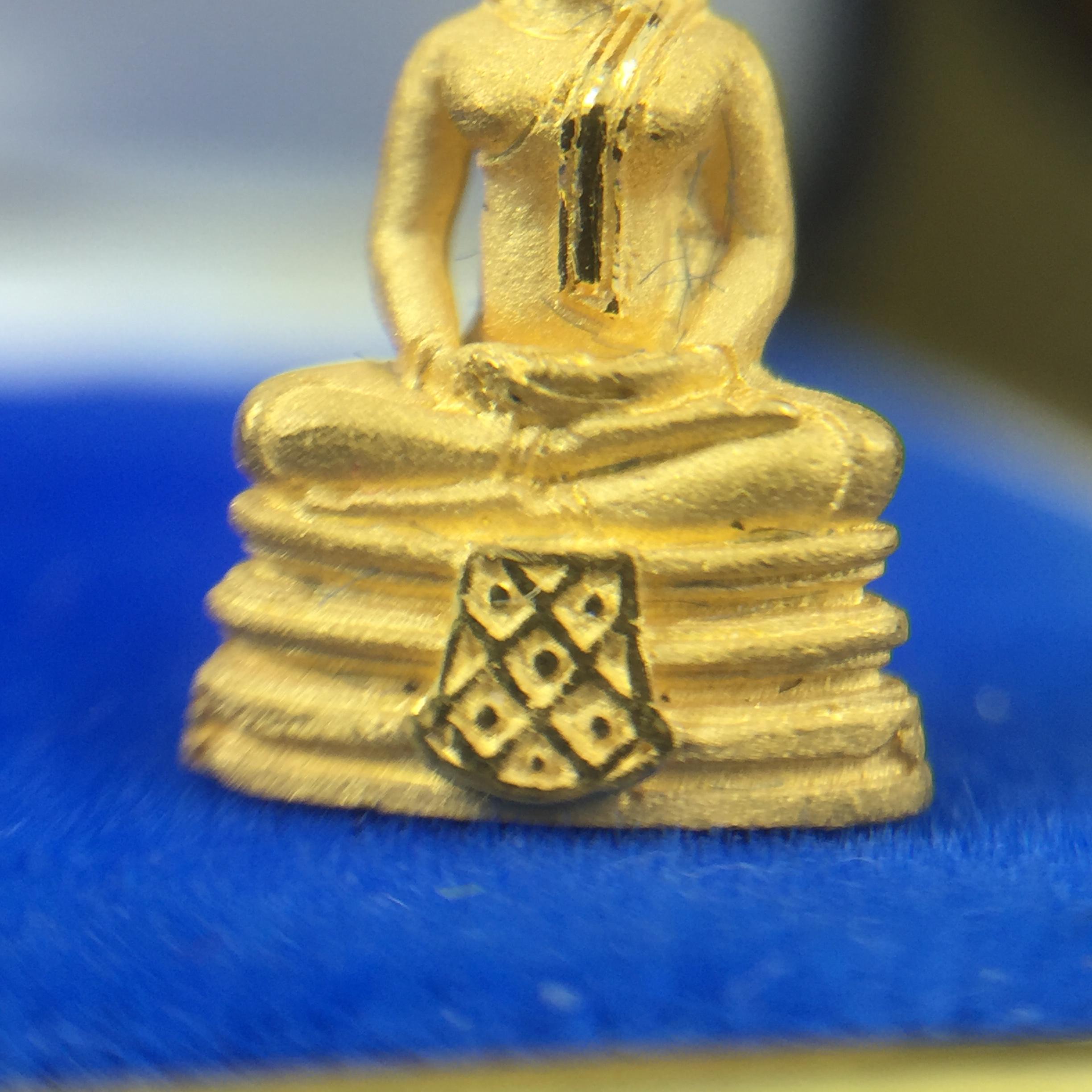 พระพุทธโสธร(หลวงพ่อโสธร) รุ่นสร้างอุโบสถ ปี2539 เนื้อทองคำ ลอยองค์พิมพ์เล็ก(หายาก) สภาพสวยเดิมกล่องบรรจุการ์ดใบรับรองเดิมครบสมบูรณ์