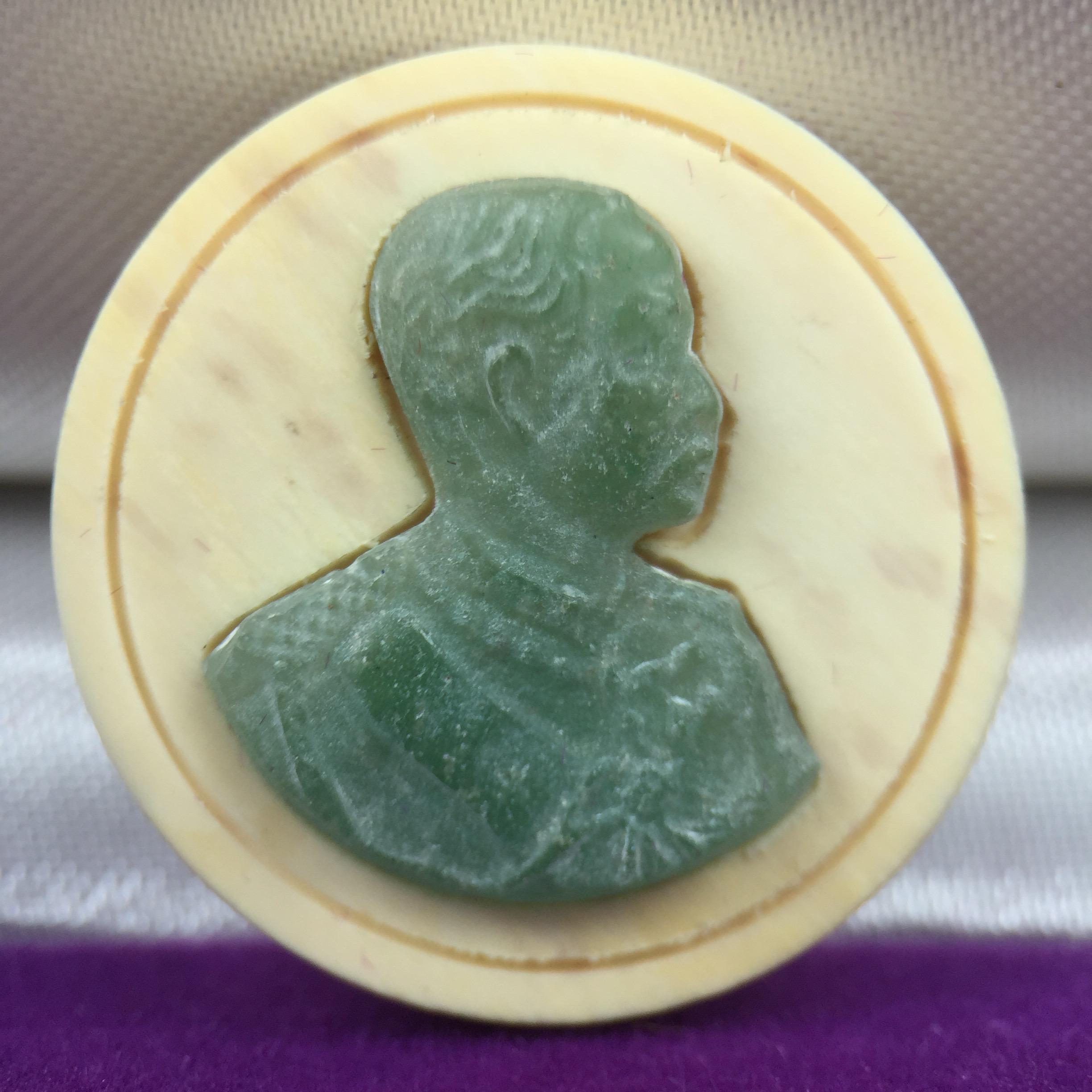 เหรียญรัชการที่ 5 แมมมอธหมื่นปี(หยก)หน้ากากแกะสลักจากเนื้อหยกแท้ มูลนิธิศรีรัตนโกสินทร์ 2 กรกฏาคม 2543 พิธีมังคลาภิเษก ณ พระอุโบสถวัดพระเชตุพนวิมลมังคลาราม(วัดโพธิ์)พร้อมด้วยเกจิอาจารย์ 108รูป(พิธีใหญ่)สภาพสวยพร้อมกล่องบรรจุเดิมครบ(วาระหายาก พบเจอน้อยมาก)