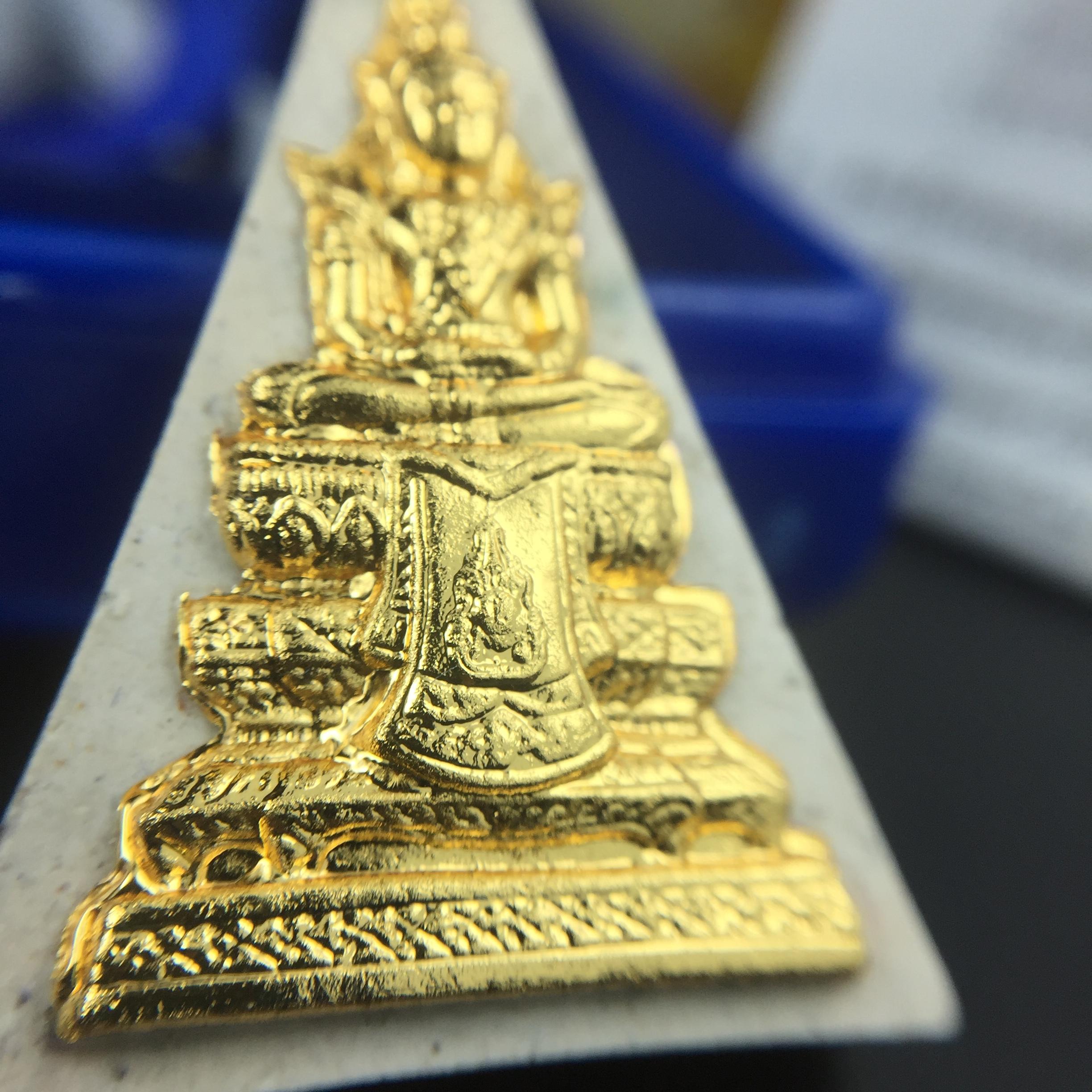 พระแก้วมรกต(จำลอง)ทรงเครื่องฤดูร้อน พระผงบูชา ด้านหน้าปิดทอง ด้านหลังตราสัญลักษณ์ฉลองสิริราชสมบัติครบ 60ปี เนื้อเงินขึ้นสีรุ้งธรรมชาติสร้างสรรค์งดงาม(รุ่นนี้ได้พระราชทานเส้นพระเจ้า(เส้นผม)รัชกาลที่9ในการจัดสร้าง)