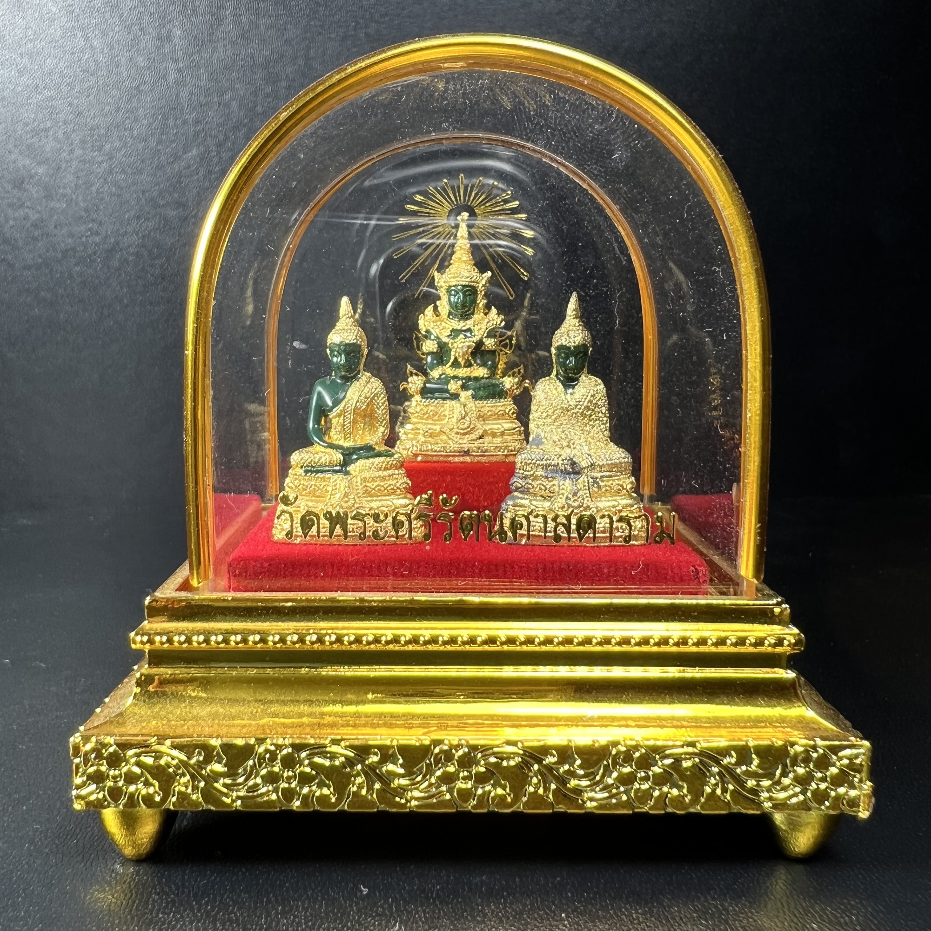พระพุทธมหามณีรัตนปฏิมากร(พระแก้วมรกต) วัดพระศรีรัตนศาสดาราม สำนักพระราชวัง จัดสร้าง พิมพ์ทรงเครื่อง 3 ฤดู(ร้อน ฝน หนาว) หน้าตัก 1 นิ้วพร้อมครอบตู้เดิม(บรรจุมวลสารใต้ฐาน)
