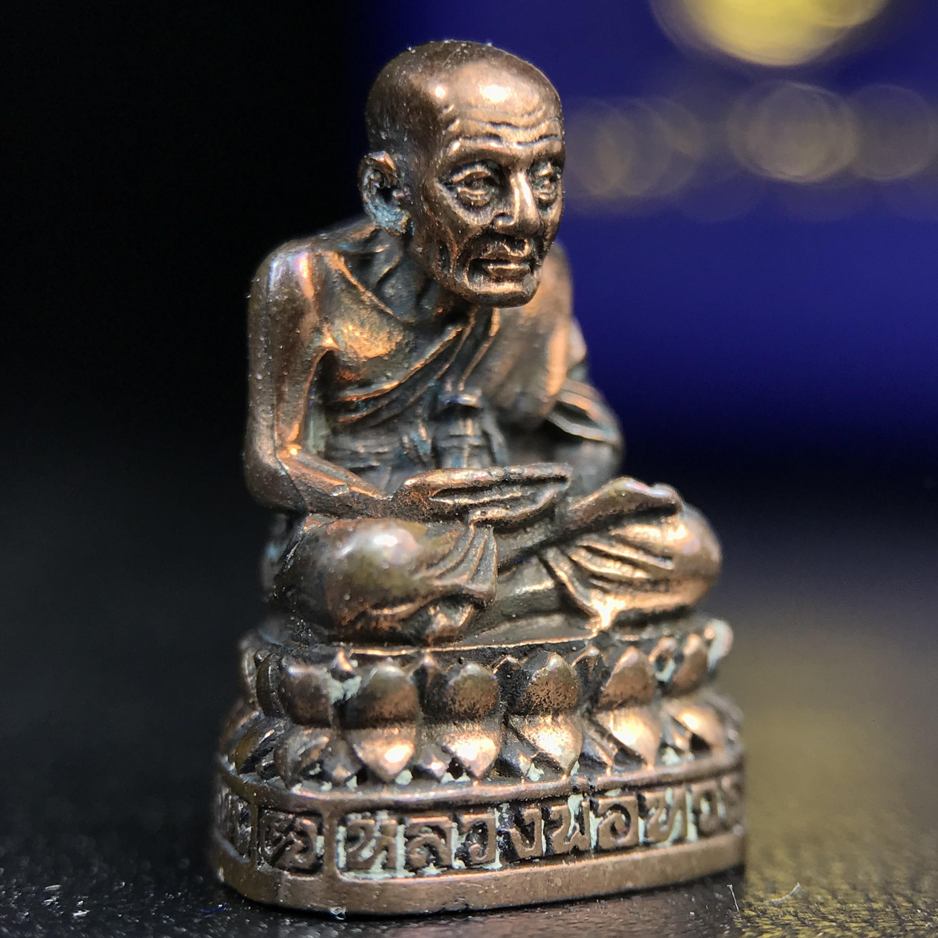 รูปเหมือนหล่อลอยองค์หลวงปู่ทวด รุ่น 111ปี กระทรวงกลาโหม เนื้อนวโลหะรมดำ-ปัดเงา ปี2540 พิธีใหญ่ เข้มขลัง นิยม พร้อมกล่องบรรจุเดิม(คัดสภาพสวยผิวเทพๆผิวรุ้งๆ)ทั้งพิธีทั้งพุทธศิลป์ทรงคุณค่าอีกหนึ่งรุ่นยอดนิยม