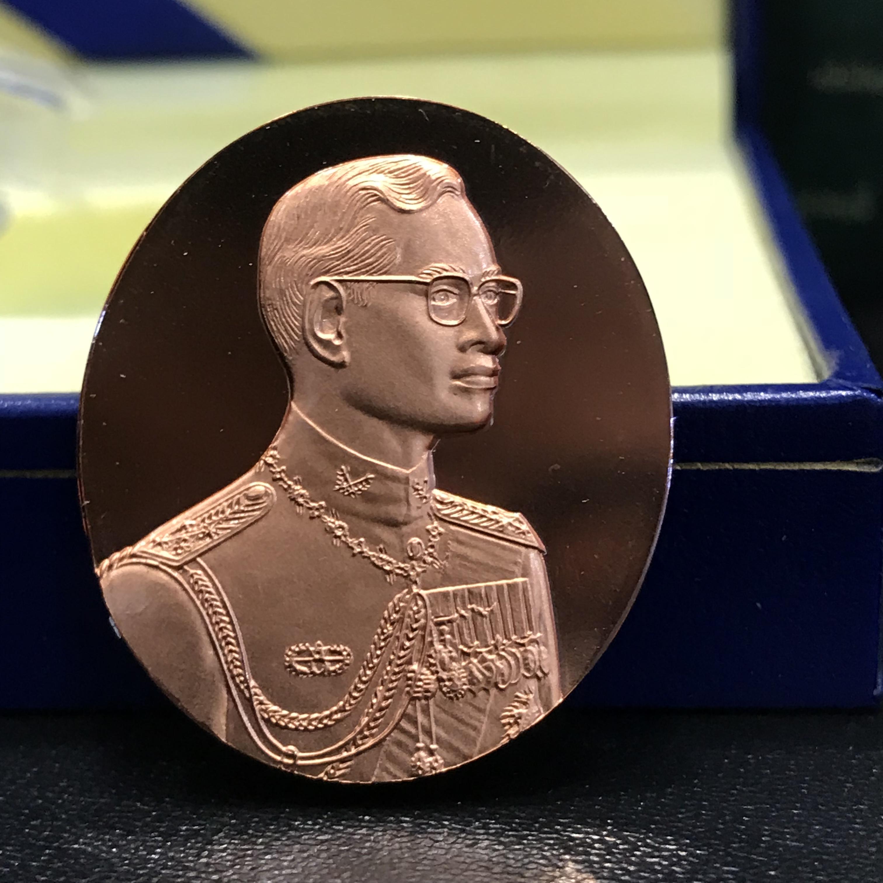 เหรียญแห่งศรัทธา ร.9 ที่ระลึก50 ปีแพทย์ศาสตร์ จุฬาฯ ปี2540 เนื้อทองแดงกล่องบรรจุการ์ดรับรองเดิมครบ