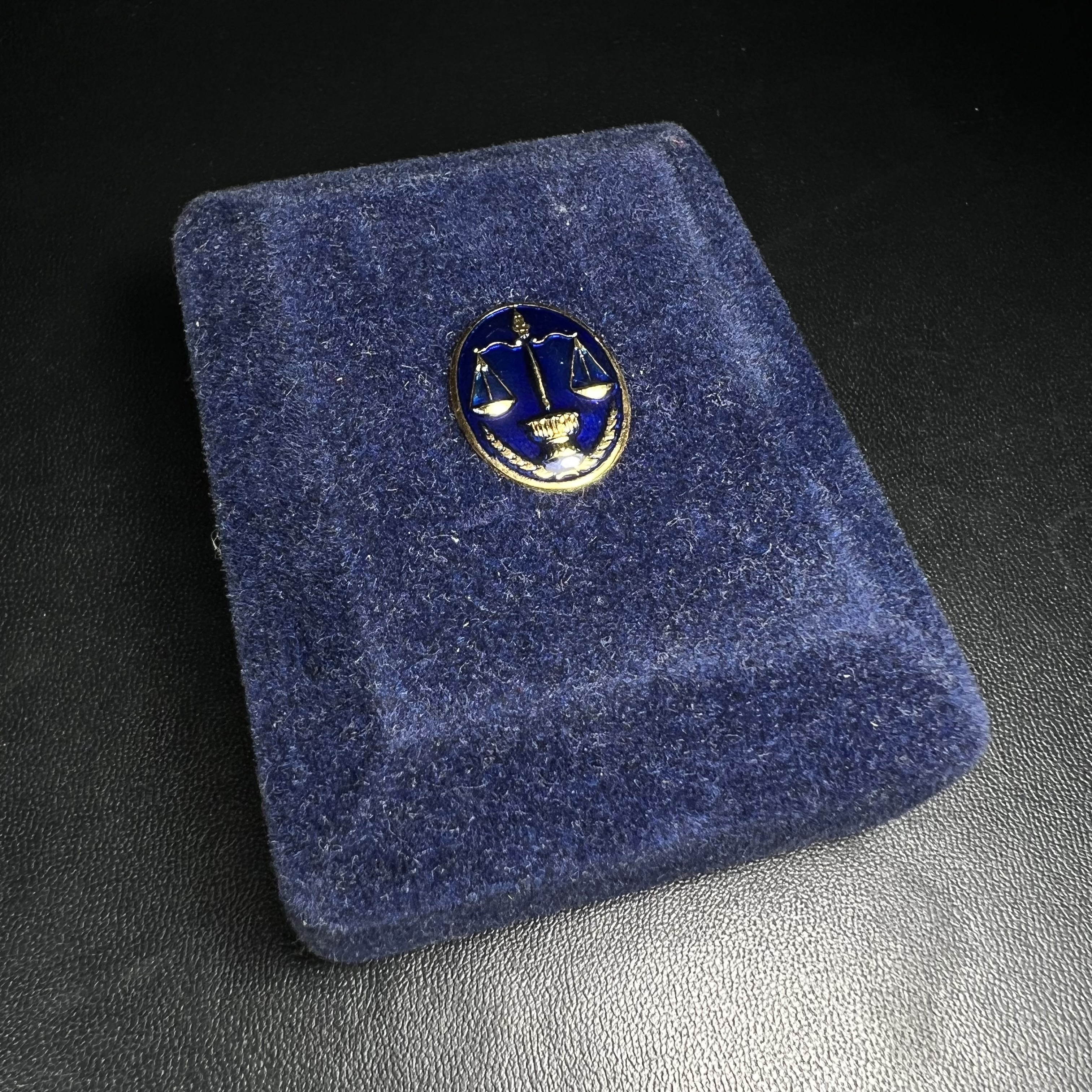 พระพุทธมหากรุณาประชานาถ ภปร. พระพุทธรูปประจำศาลปกครอง “รุ่นแรก” เนื้อโลหะผสมชุบทอง ตอกโค๊ต ศาลปกครอง ปี 2553 สุดยอดมหาพิธีพุทธาภิเษก ยิ่งใหญ่ นิมนต์พระอาจารย์สายกรรมฐานมาร่วมอธิฐานจิตมากมาย