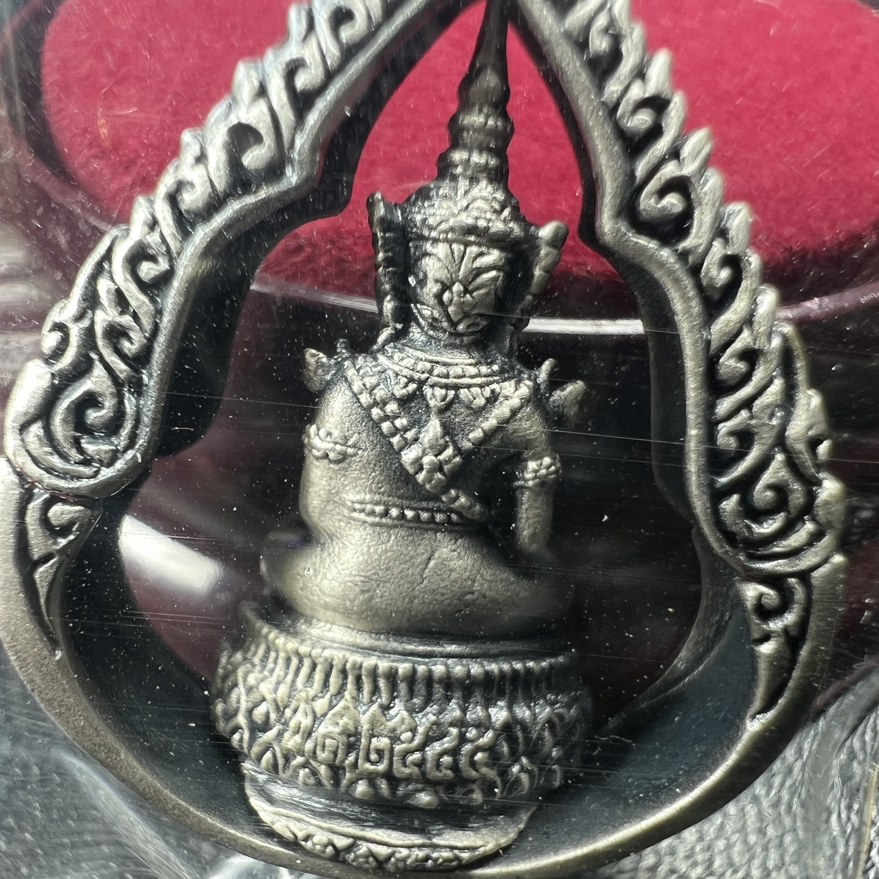 พระแก้วมรกต ภปร.(รุ่นแรก) ปี2545 รุ่นฉลองกรุงรัตนโกสินทร์ครบ 220 ปี พิมพ์ลอยองค์ทรงหยดน้ำ เนื้ออัลปาก้า ชุบเงินลงดำ ขนาด 18*27 มม. พร้อมครอบตั้งโชว์เดิม องค์พระซีนซองเดิม สวยครบสมบูรณ์