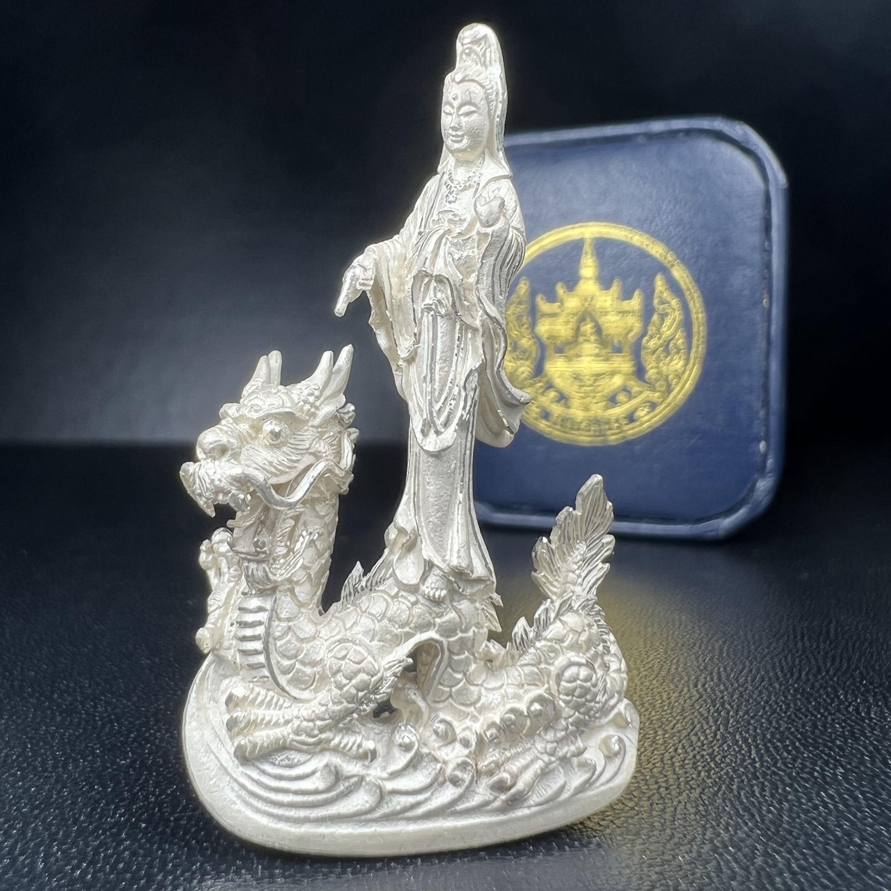 รูปหล่อลอยองค์พระโพธิสัตว์กวนอิม ทรงประทับมังกร จ.ระนอง เนื้อเงิน พิมพ์ใหญ่(สภาพผิว สวยงดงาม ทรงคุณค่า) เฉลิมฉลองในวโรกาสที่พระบาทสมเด็จพระเจ้าอยู่หัวทรงครองสิริราชสมบัติครบ 50 ปี จ.ระนอง พ.ศ.2539