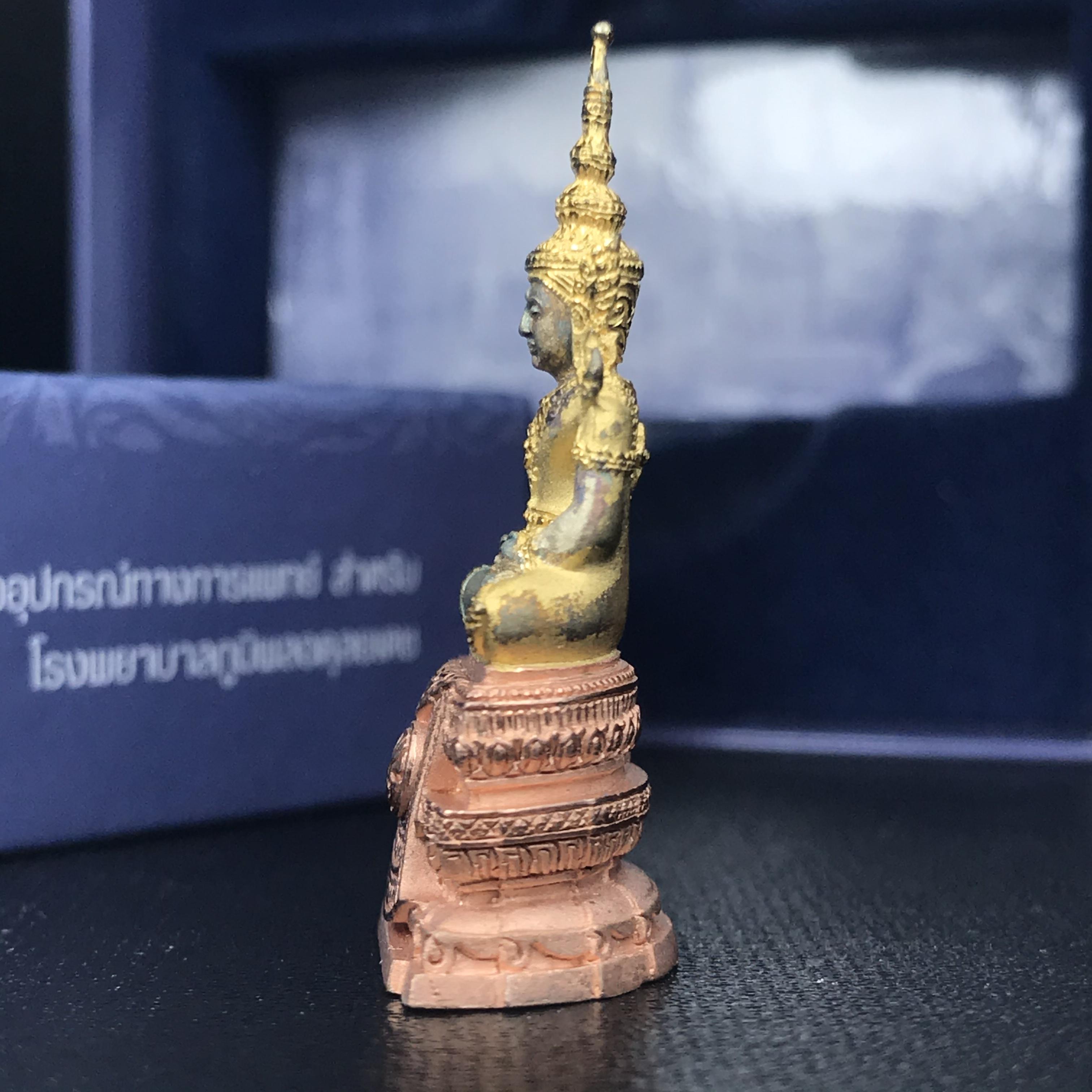 พระแก้วมรกต ภปร. ปี2547 จัดสร้างโดย รพ.ภูมิพลฯ เนื้อเงิน (3 กษัตริย์)ลอยองค์ หน้าตัก 1/2 นิ้ว (สภาพผิวเดิม ขึ้นสีรุ้งธรรมชาติ แบบนิยม) (1ใน3000องค์)