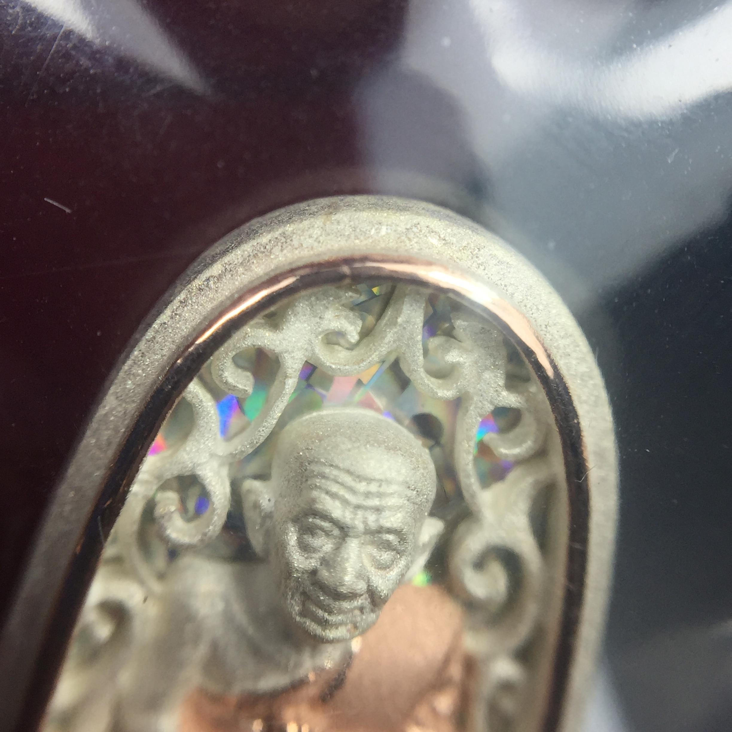 เหรียญหลวงพ่อทวด รุ่น มงคลบารมี วัดประสาทบุญญาวาส ปี 2545 เนื้อเงินสามกษัตริย์ พิมพ์ทรงพระรอด(ขนาด 2.2*1.5 ซม.)ฉลุลายฉากพื้นหลังสามมิติเปลือกหอยมุกสวยงาม ตอกโค๊ต ก(กรรมการ)พร้อมกล่องบรรจุเดิม