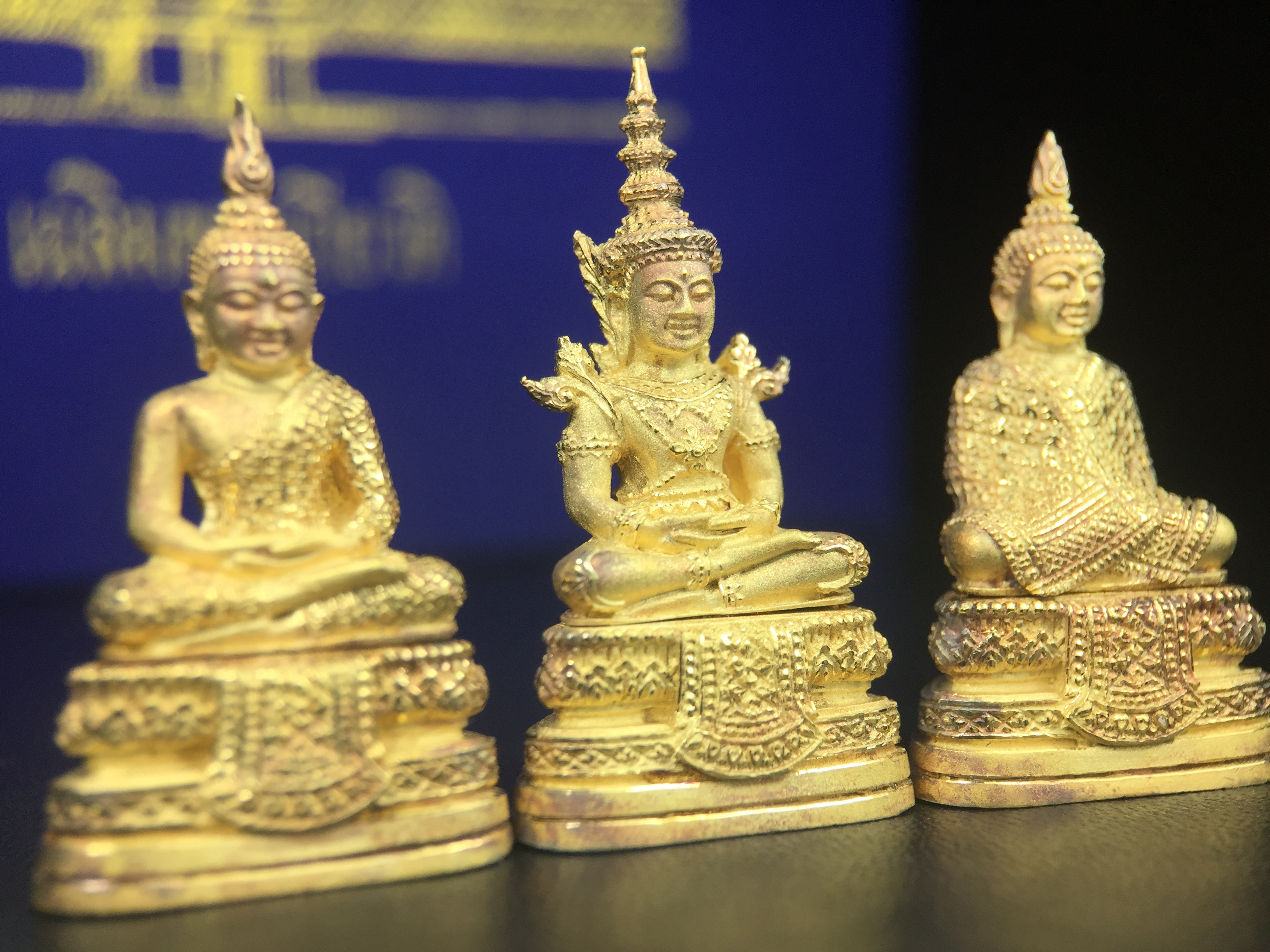 พระพุทธมหามณีรัตนปฎิมากร(พระแก้วมรกต)รุ่น เฉลิมพระเกียรติ วัดพระศรีรัตนศาสดารามราม(วัดพระแก้ว) ปี2543 เนื้อเงินชุบทองพ่นทรายขัดเงาบางส่วน พิมพ์ใหญ่ลอยองค์ ชุด 3 ฤดู ตอกโค๊ตหมายเลขเดียวกันทั้ง3องค์ ชุดหมายเลข( ช147)สภาพผิวสวยดุจทองคำกล่องบรรจุเดิมครบ