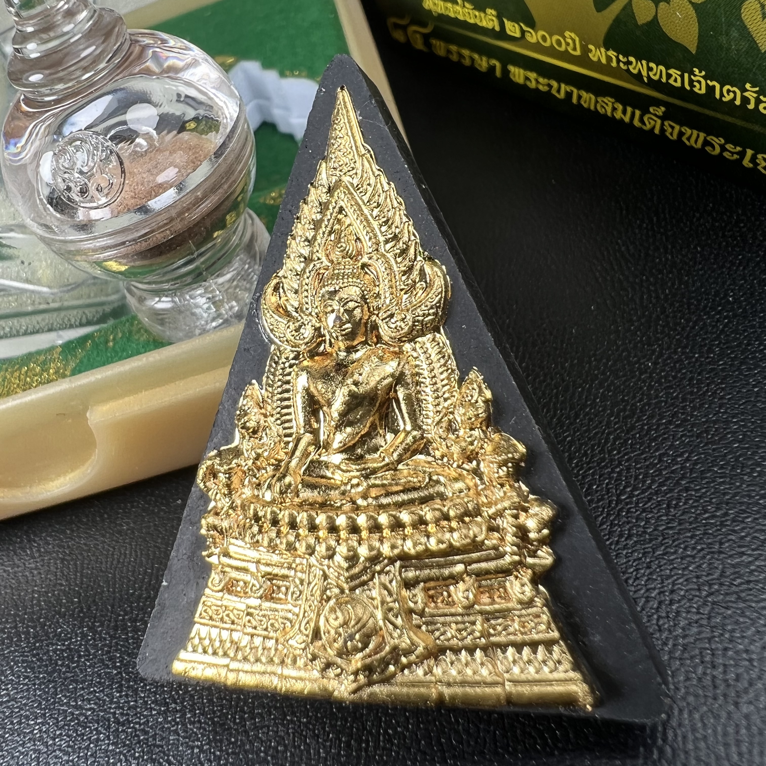 พระพุทธชินราช(จำลอง)ภปร. 84พรรษา เนื้อผงปิดทองด้านหน้า หลัง ภ.ป.ร. ทองแดง(พระราชทานมวลสาร จิตรลดาและเส้นพระเจ้า ร.9(เส้นผม))