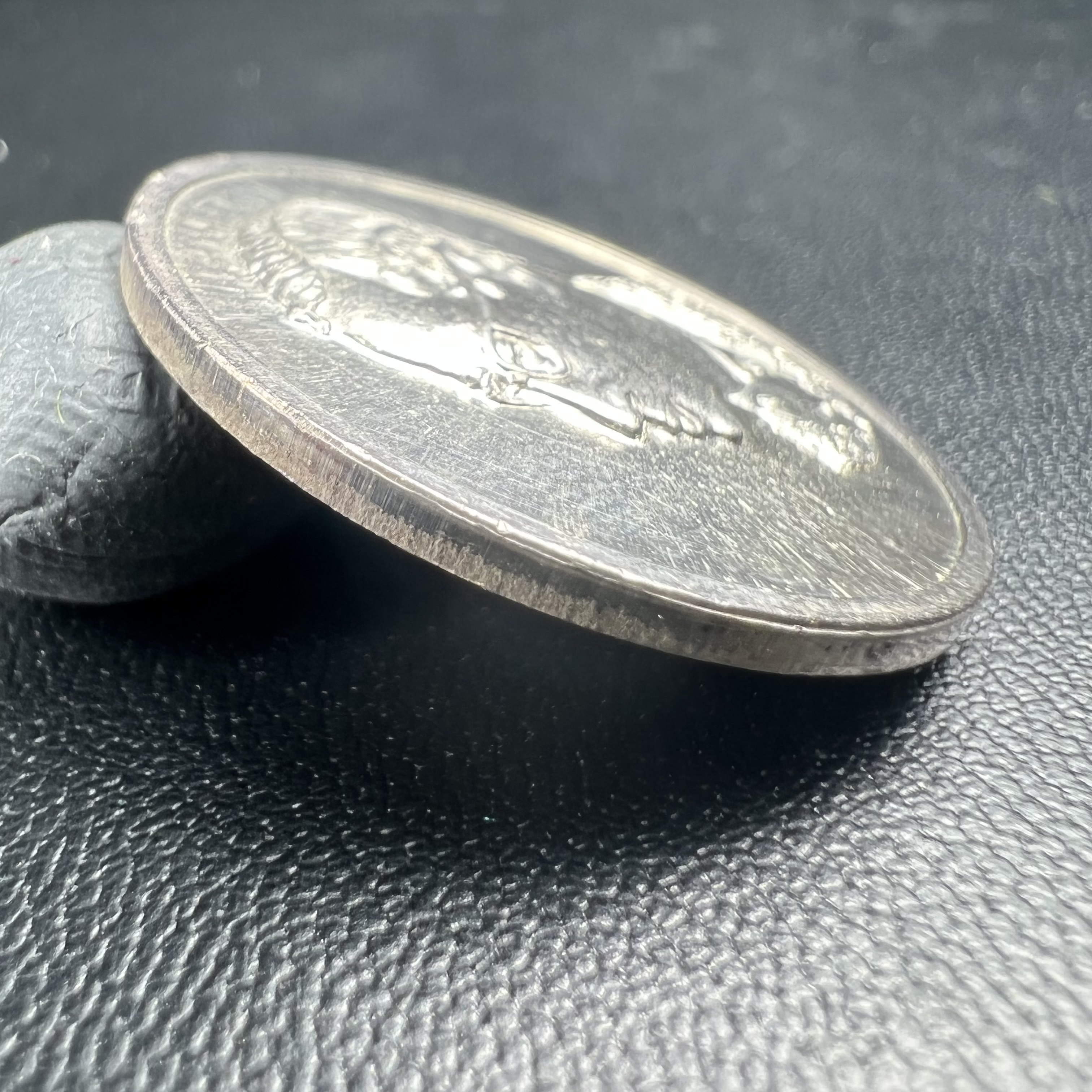 เหรียญพระบรมรูปคุ้มเกล้า รพ.ภูมิพล ปี2522 เนื้อเงิน พิมพ์ใหญ่ คัดสภาพสวยพร้อมซองบรรจุเดิม(ในหลวงรัชกาลที่9 ทรงจุดไฟพระฤกษ์และเททอง พิธีใหญ่)ยอดนิยม