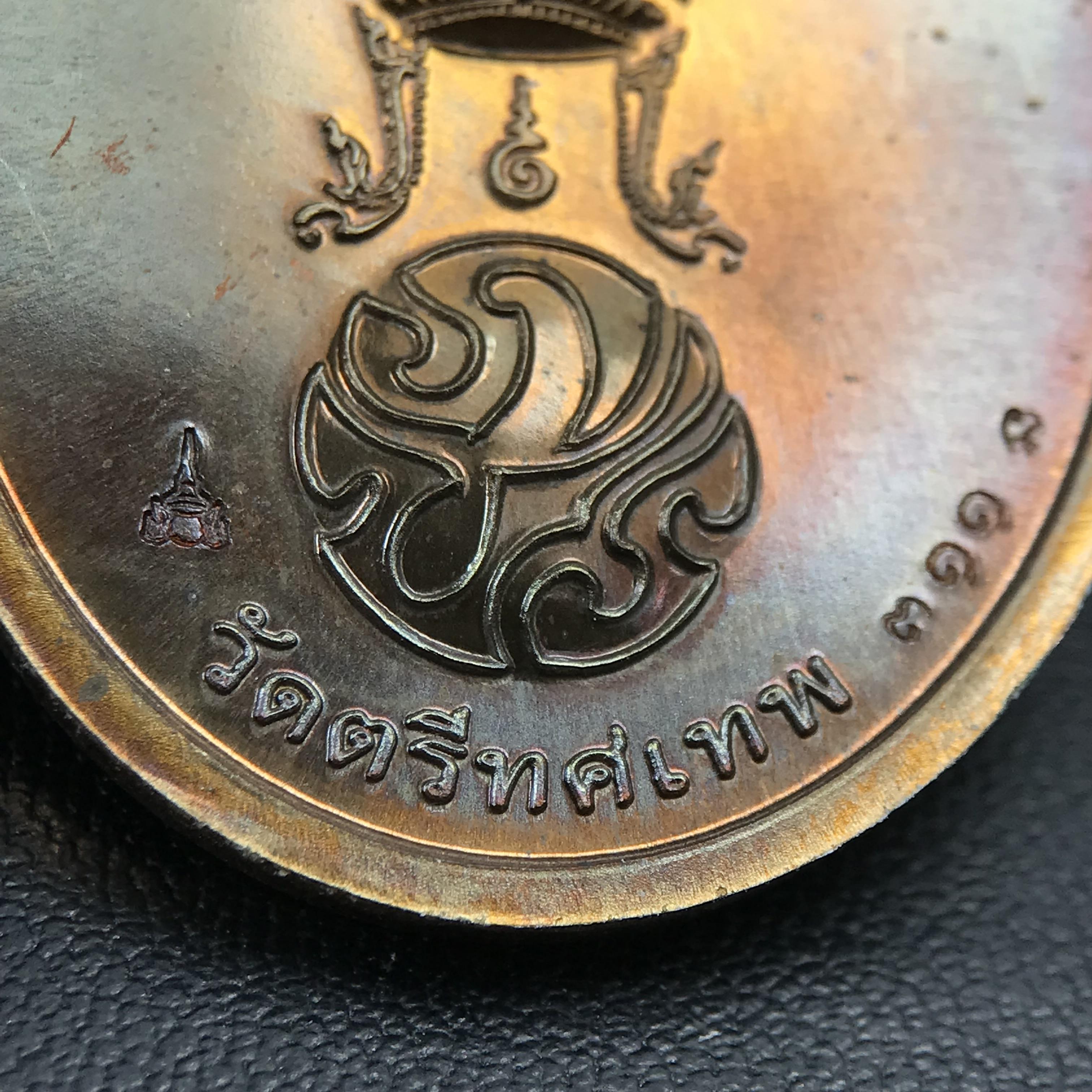 พระพุทธนวราชบพิตร ภปร. ที่ระลึก 7รอบ 84พรรษา ในหลวงรัชกาลที่ 9 วัดตรีทศเทพ จัดสร้าง พ.ศ. 2554 เหรียญเนื้อนวโลหะสภาพสวยกล่องเดิมครบ ตอกโค๊ตและหมายเลข ๓๑๑ (1 ใน 999 เหรียญ)หายากพบเจอน้อยมาก***นิมิตหมายแห่งคุณพระรัตนตรัย และความผูกพันระหว่างพระมหากษัตริย์กับ