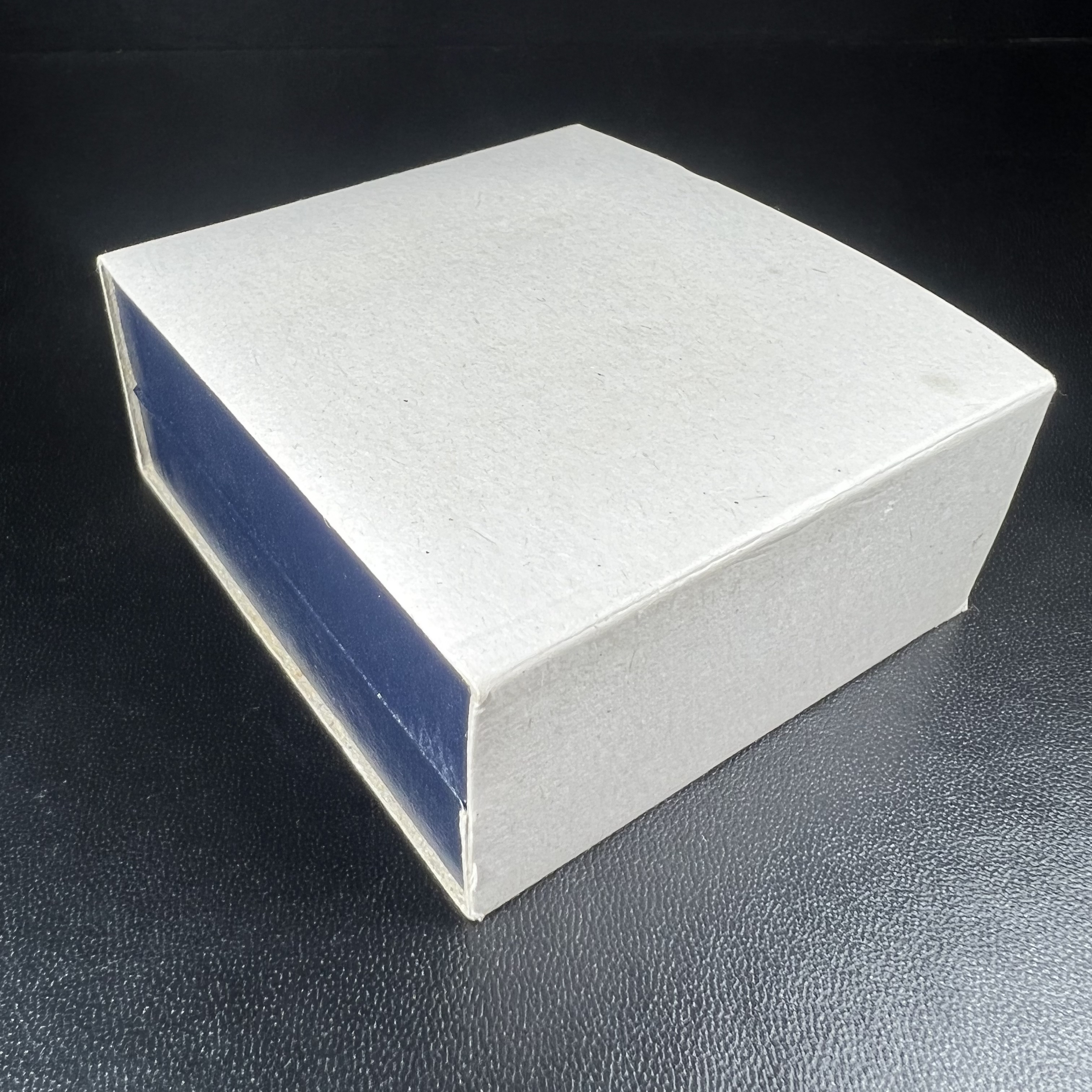 พระแก้วมรกต กรมสรรพสามิตจัดสร้างขึ้นเนื่องในโอกาสครบรอบ 64 ปีของกรมสรรพสามิต และเนื่องในวโรกาสที่พระบาทสมเด็จพระเจ้าอยู่หัวทรงครองราชย์ครบ 50 ปีในปีกาญจนาภิเษก เมื่อ พ.ศ.2539 เนื้อเงินรมดำขัดเงา(ชุบสามกษัตริย์ใหม่)พร้อมกล่องบรรจุเดิม