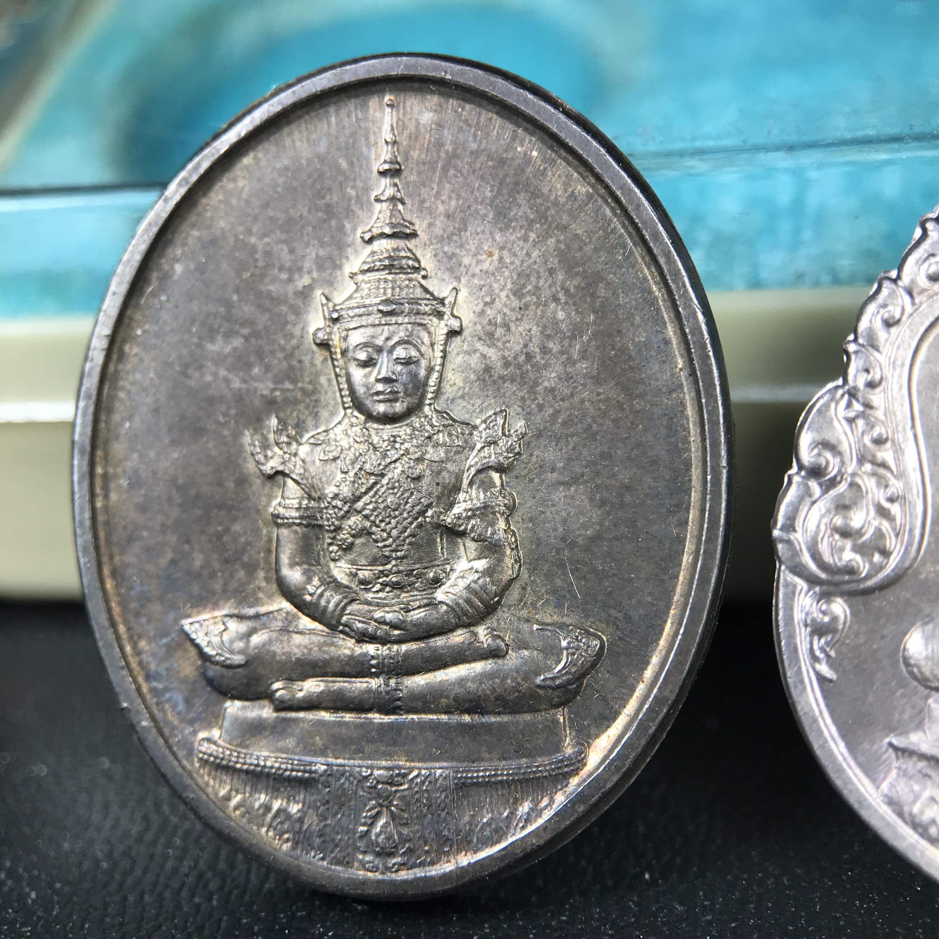 เหรียญพระแก้วมรกตหลัง ภปร. ฉลองกรุงรัตนโกสินทร์ครบ 200 ปี พ.ศ.2525 เนื้อเงิน(ผิวเดิมสวย)กล่องบรรจุเดิมครบ 3พิมพ์ ร้อน ฝน หนาว(บล็อกแรกไม่มีพระราชศรัธานิยม)(ในหลวงรัชกาลที่9 เสด็จในพิธี)พระคู่บ้านคู่เมือง...พระดี...พิธีใหญ่(บล็อกแรกครบชุด ผิวเดิม หายาก)