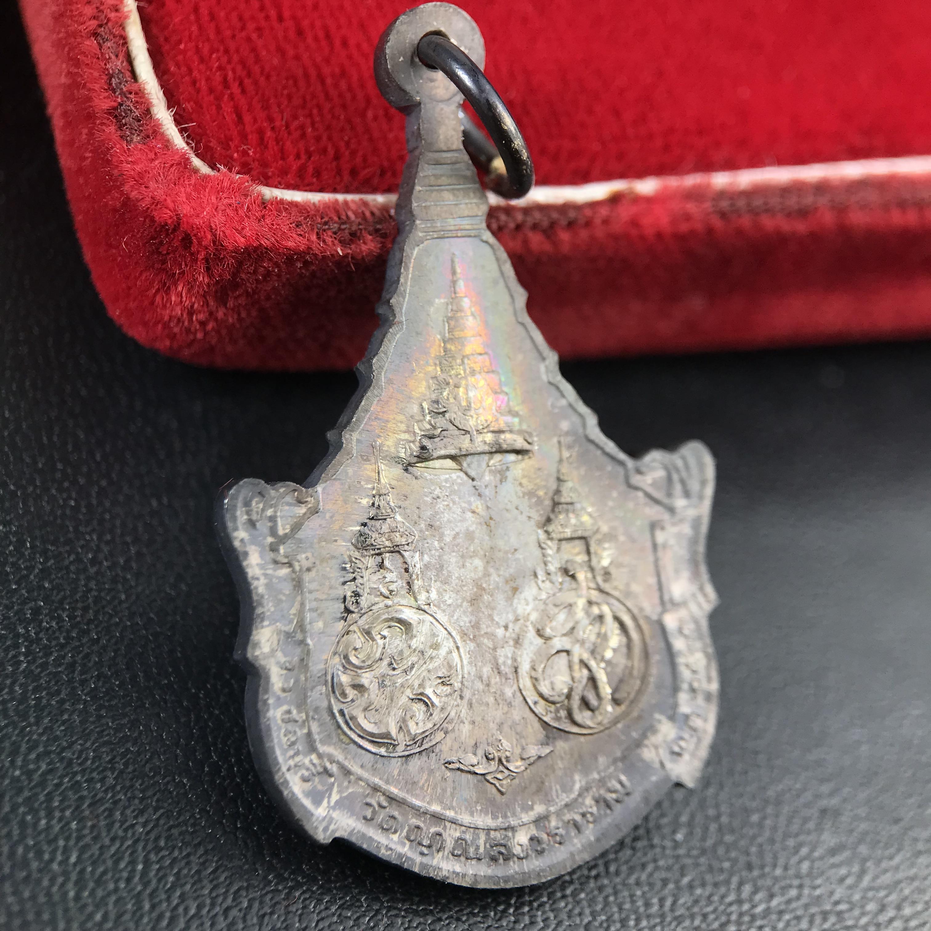 เหรียญพระพุทธญาณนเรศวร์ รุ่นแรก หลังพระปรมาภิไธย ภปร.และ สก.วัดญาณสังวราราม จ.ชลบุรี ปี 2527 เนื้อเงิน(ผิวเดิม ขึ้นรุ้งผิวน้ำทองกระจายทั่วเหรียญสวยมาก)ขนาด 2.3 x 3.8 ซม. พร้อมกล่องเดิม สมเด็จพระญาณสังวร ประธานในพิธีมหาพุทธาภิเษก(เนื้อเงินพบเจอน้อย หายาก)