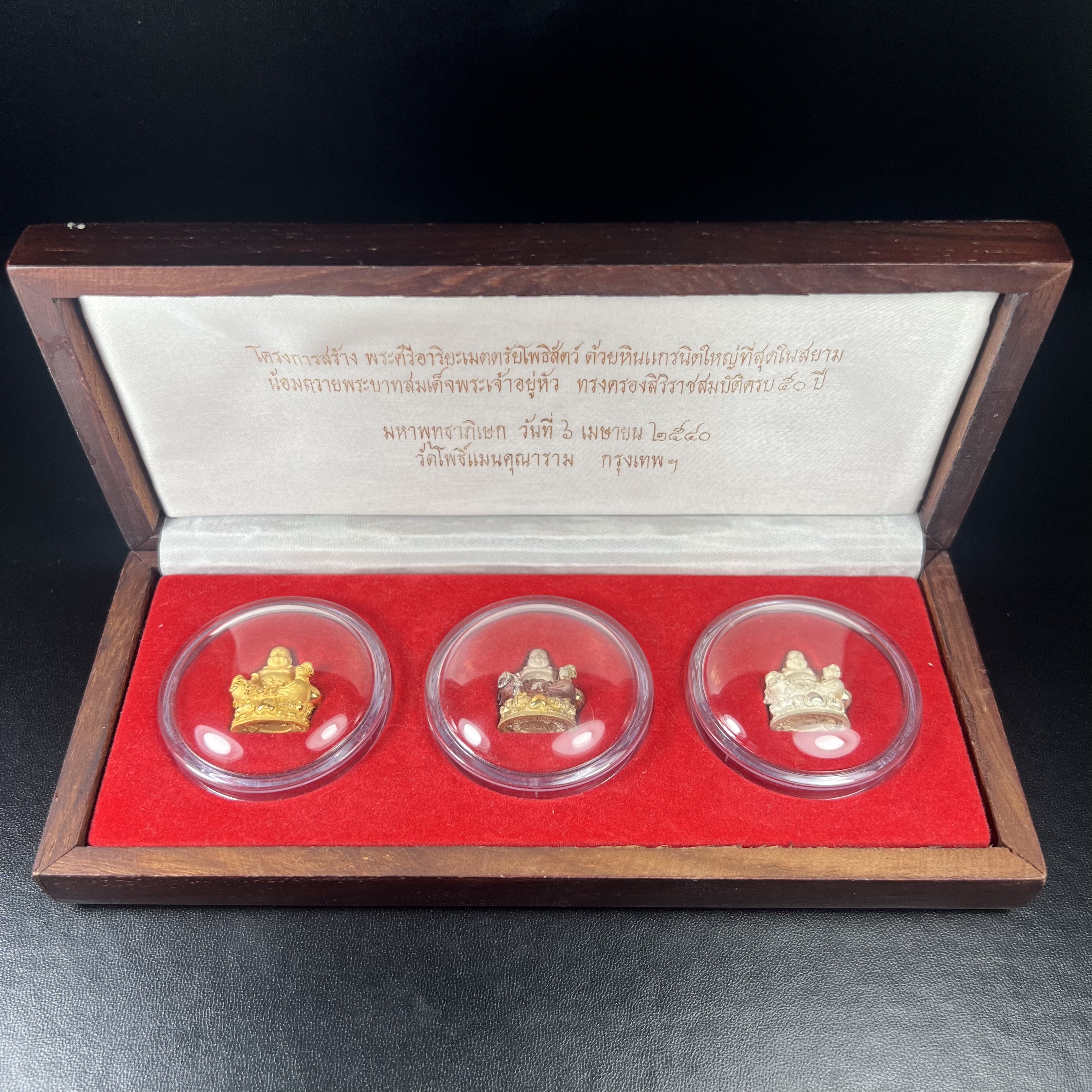 รูปหล่อลอยองค์ พระศรีอริยะเมตตรัยโพธิสัตว์(พระสังกัจจายน์)ชุดทองคำ(เนื้อทองคำ(15.44 กรัม)+เนื้อเงินสามกษัตริย์+เนื้อเงิน) โครงการสร้าง พระศรีอริยะเมตตรัยมหาโพธิสัตว์ น้อมถวายพระบาทสมเด็จพระเจ้าอยู่หัว ทรงครองศิริราชสมบัติครบ 50 ปี วัดโพธิ์แมนคุณาราม