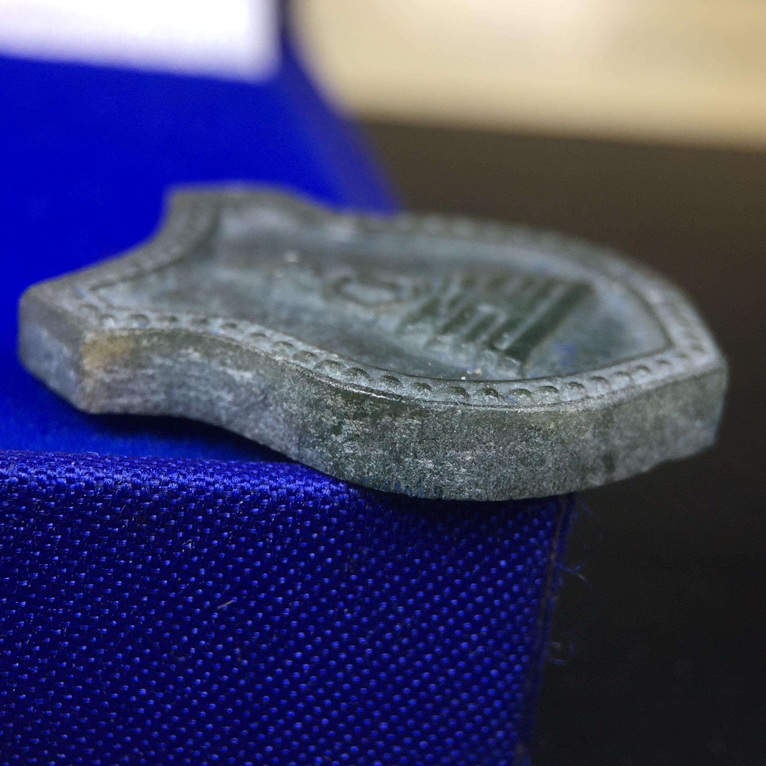 พระพุทธโสธร เนื้อหยก(รุ่นแรก)รุ่นประวัติศาสตร์ พุทธาภิเษก วันที่ 3 กันยายน พ.ศ.2543 ณ พระอุโบสถวัดโสธรวรารามวรวิหาร อ.เมือง จ.ฉะเชิงเทรา พิมพ์รูปอาร์มด้านหลังพระมีโค๊ตแผ่นทองคำแท้กำกับทุกองค์พร้อมกล่องบรรจุและบัตรรับรองเดิมครบชุด (1 ใน 3999 องค์)นิยมหายาก