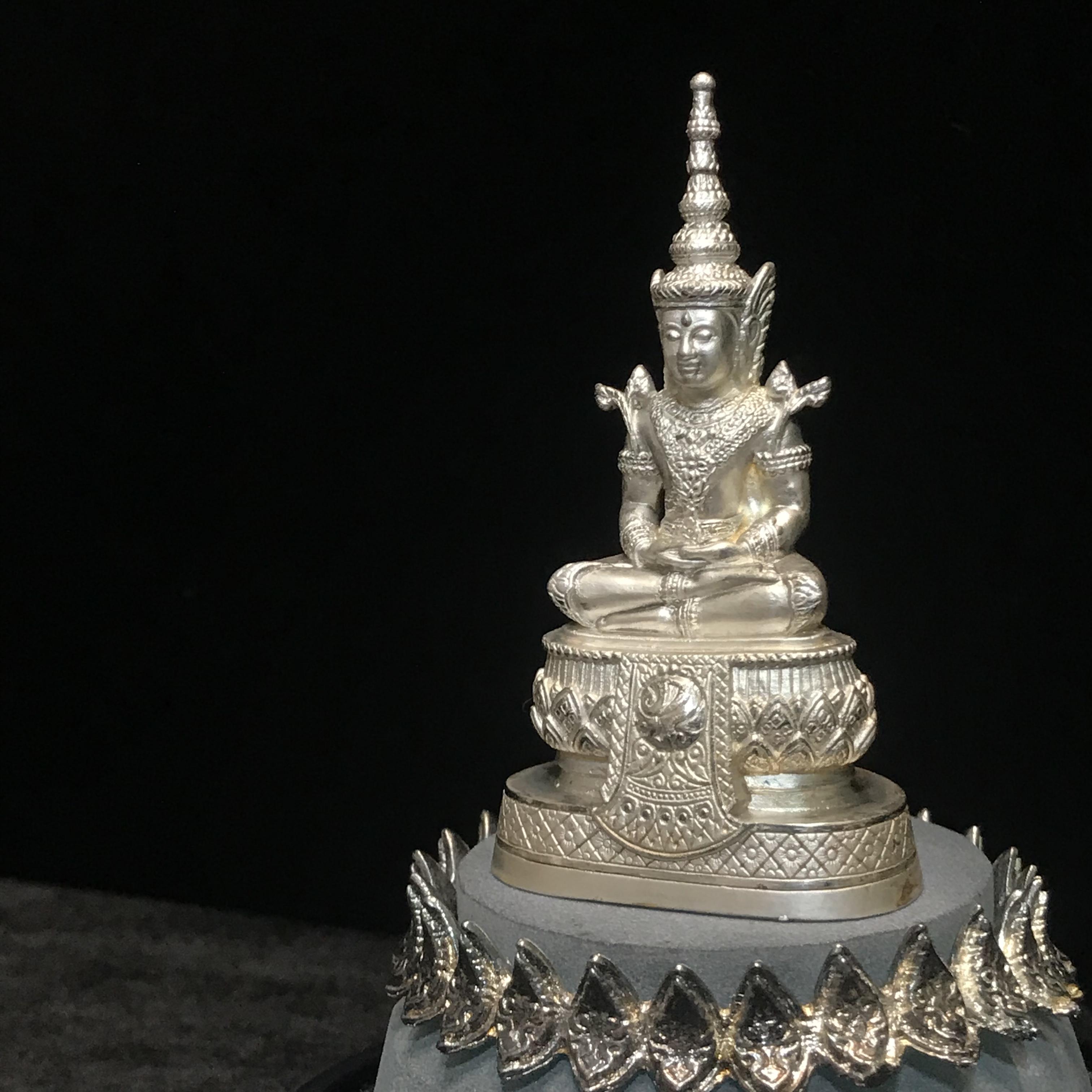 พระแก้วมรกต ภปร.(รุ่นแรก) ปี2545 รุ่นฉลองกรุงรัตนโกสินทร์ครบ 220 ปี หล่อลอยองค์ เนื้อเงิน ขนาดบูชา 50*90 มม. พร้อมฐานวางครอบแก้วเดิม(สวยงามและหายากมาก)