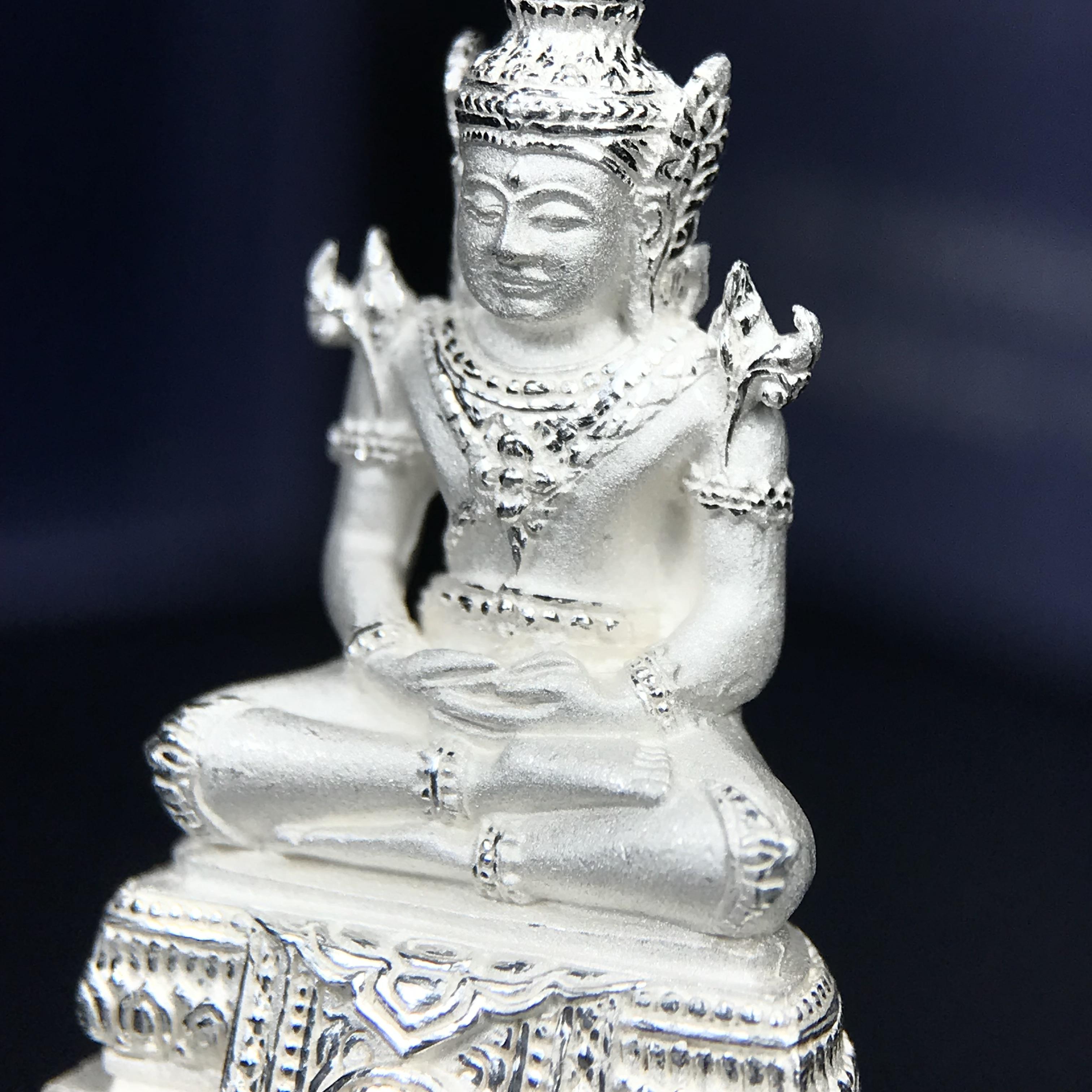 พระแก้วมรกต ภปร. ปี 2547 จัดสร้างโดยโรงพยาบาลภูมิพลอดุลยเดช เนื้อเงิน ลอยองค์ หน้าตัก 1/2 นิ้ว พิธีมหามังคาภิเษก ณ พระอุโบสถวัดพระศรีรัตนศาสดาราม(วัดพระแก้ว) งดงามทรงคุณค่าอีกหนึ่งรุ่นยอดนิยม หายาก(หมายเลขต้นๆหลักร้อย ๗๙๓)(1ใน3000องค์)